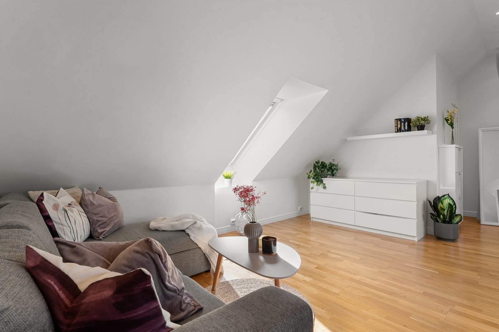 Her er det mange bruksmuligheter, loftet er i dag innredet som en stue Galleribilde