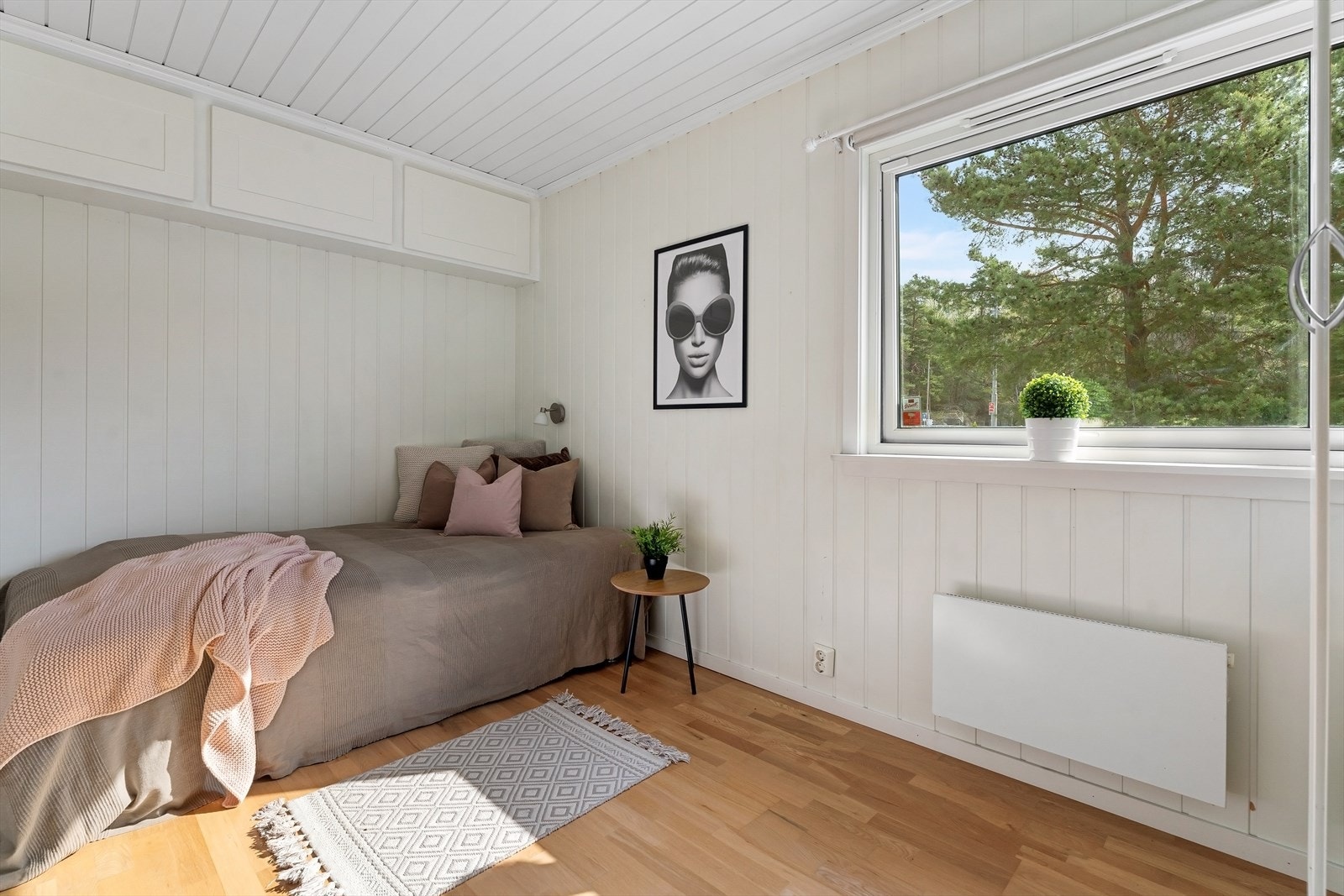 Soverom II | Her er det plass til dobbeltseng, nattbord og garderobeløsning Galleribilde