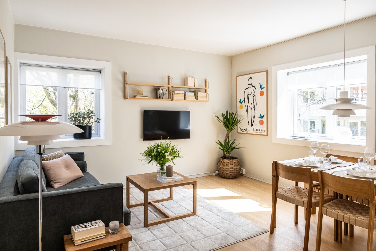 Leiligheten ligger på hjørnet som innbyr til svært gode lysforhold inn. Galleribilde