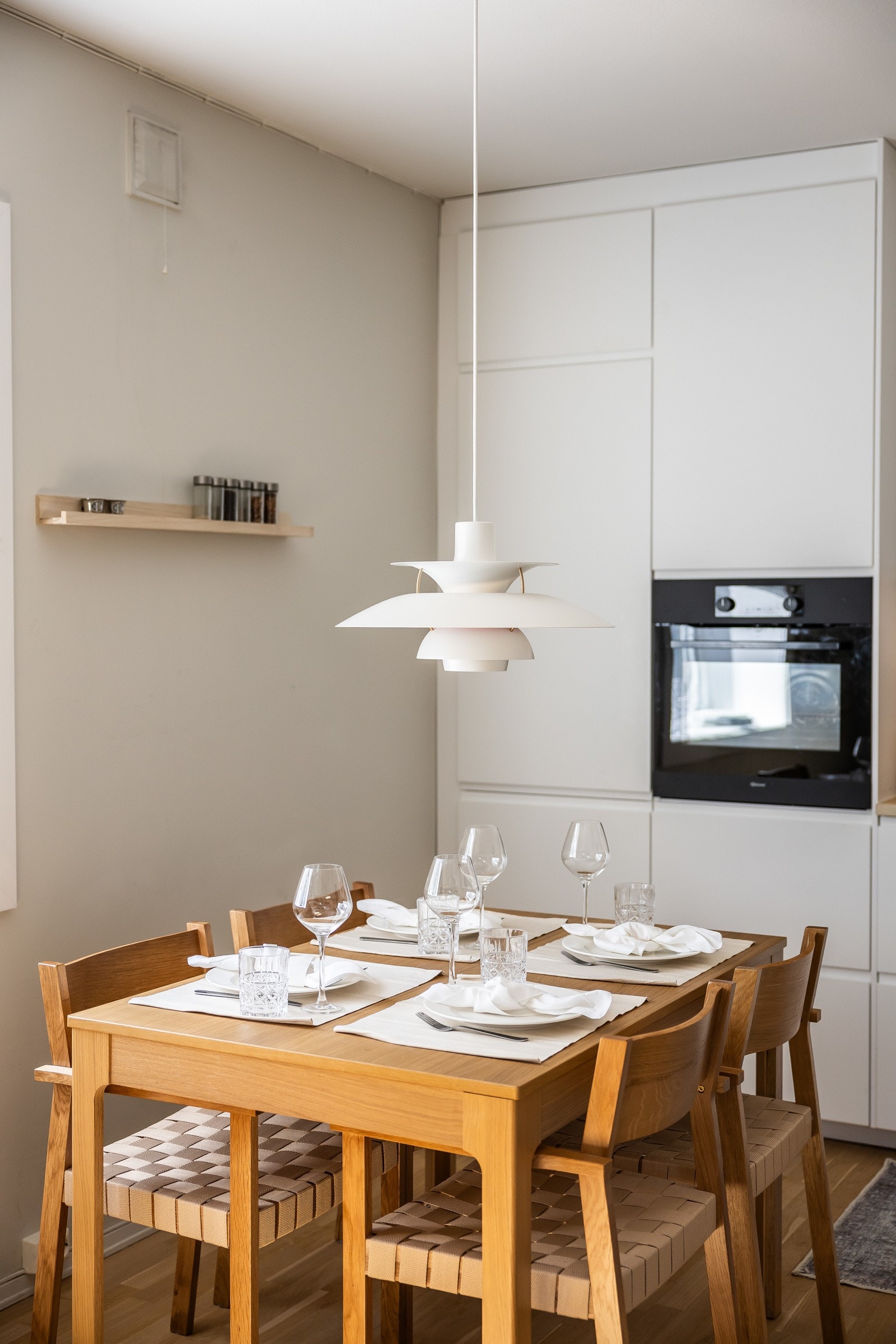 Det er god plass til stor spisestue i hverdagen - nåværende eier har illeggsplate og trekker ut til langgbord ved store anledninger. Galleribilde