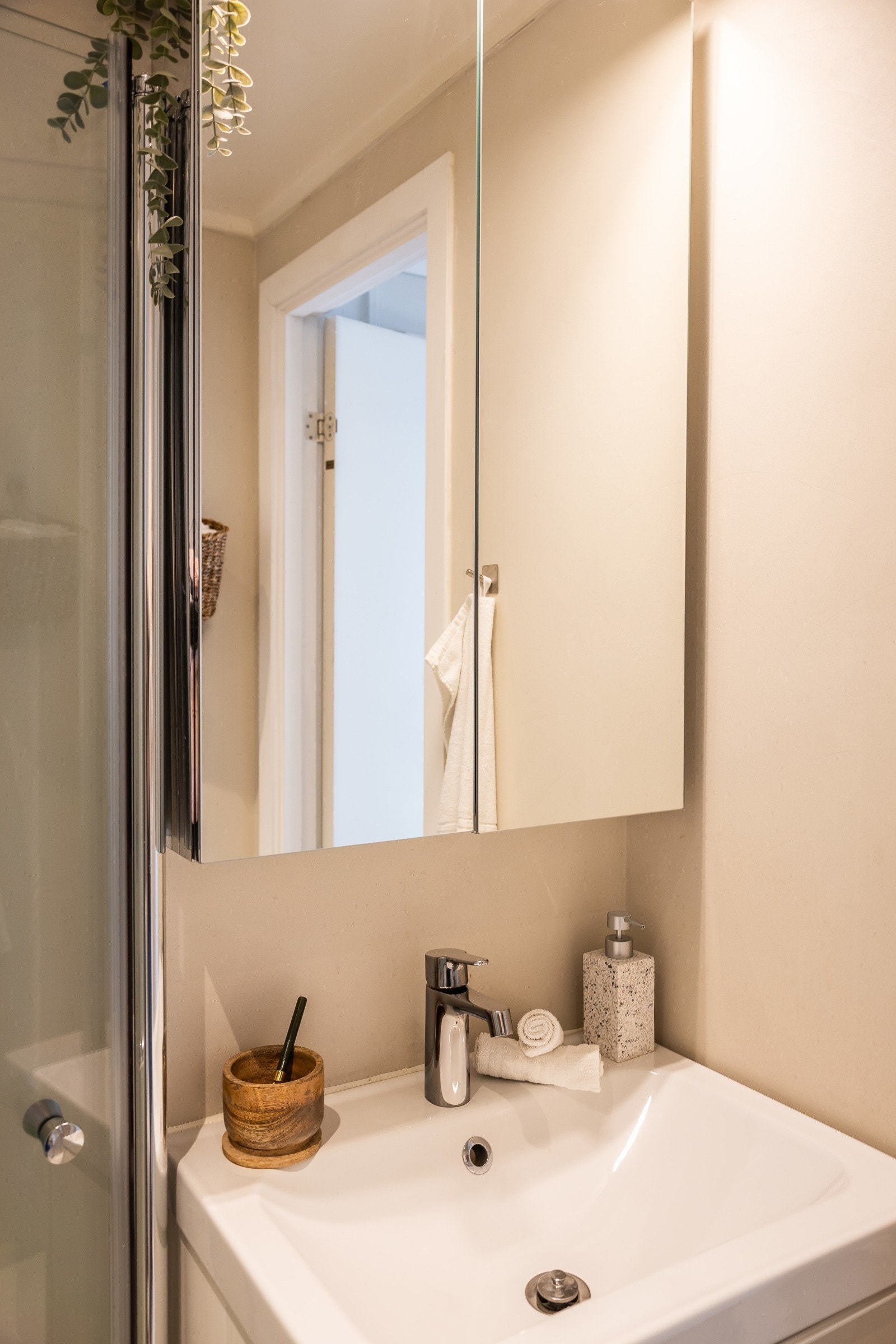 Badet er overflateoppusset i 2023 med mikrosement på vegger og gulv samt ny innredning. Badet ble for øvrig oppusset i regi av borettslaget i 2006 med blant annet skifte av sluk, påstøp med nye varmekabler, bruk av membran og vannrør. Galleribilde