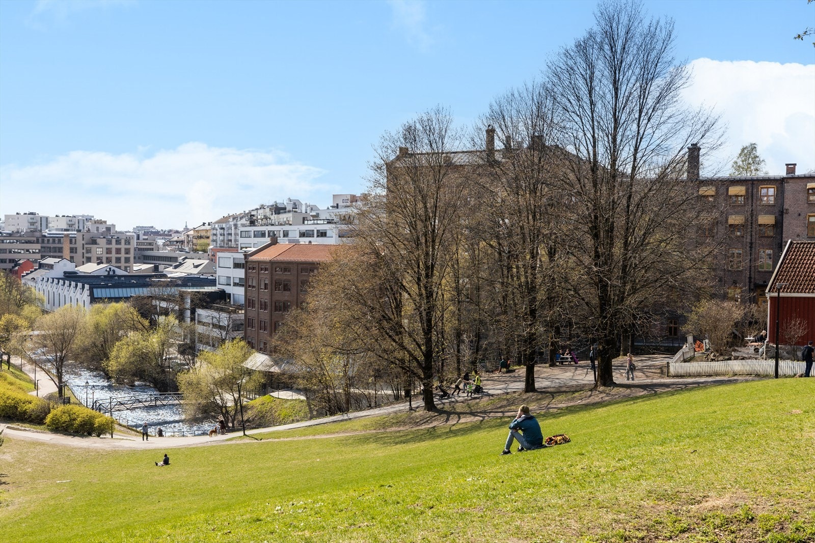 Rett utenfor har man idylliske parkområder og bl.a. den populære caféen Hønse-Lovisa Galleribilde