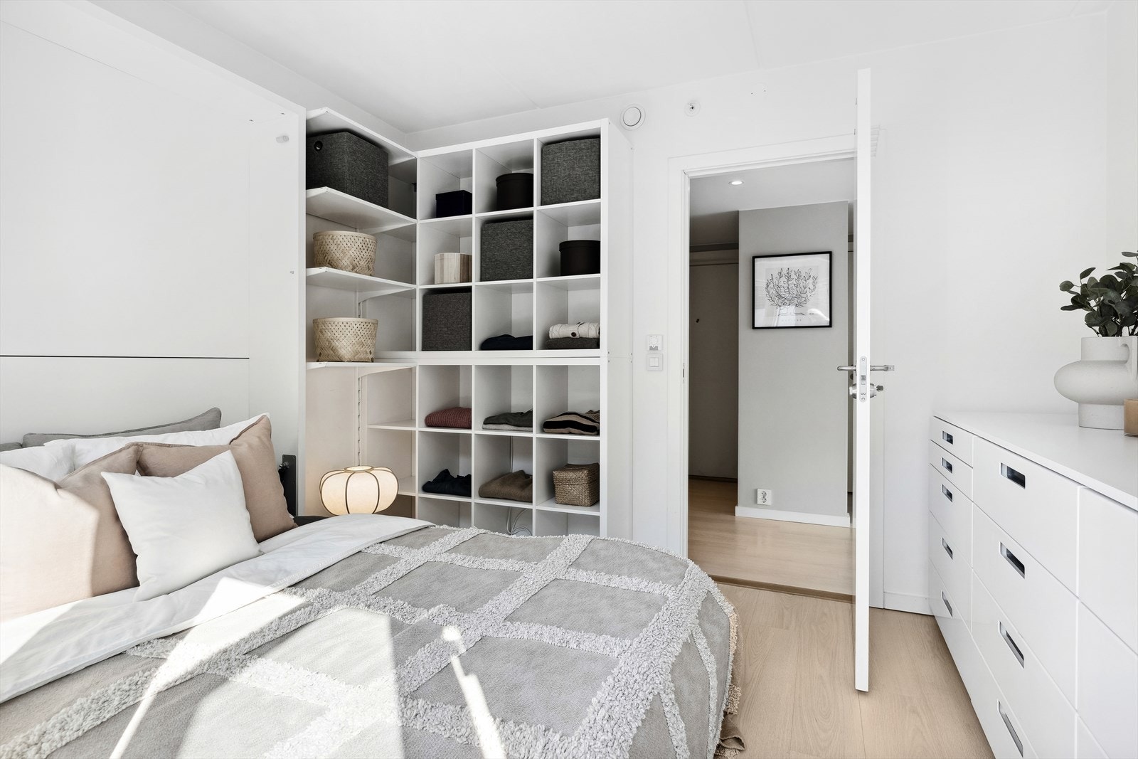 Her er det god plass for å møblere med seng, skap og annet interiør Galleribilde