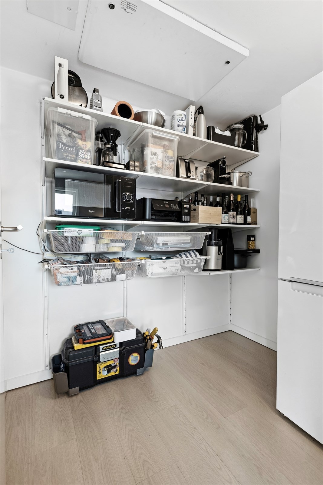 Rikelig med lagringsplass i stuens innvendige bod - Kan enkelt møbleres som f.eks. et walk-in closet Galleribilde
