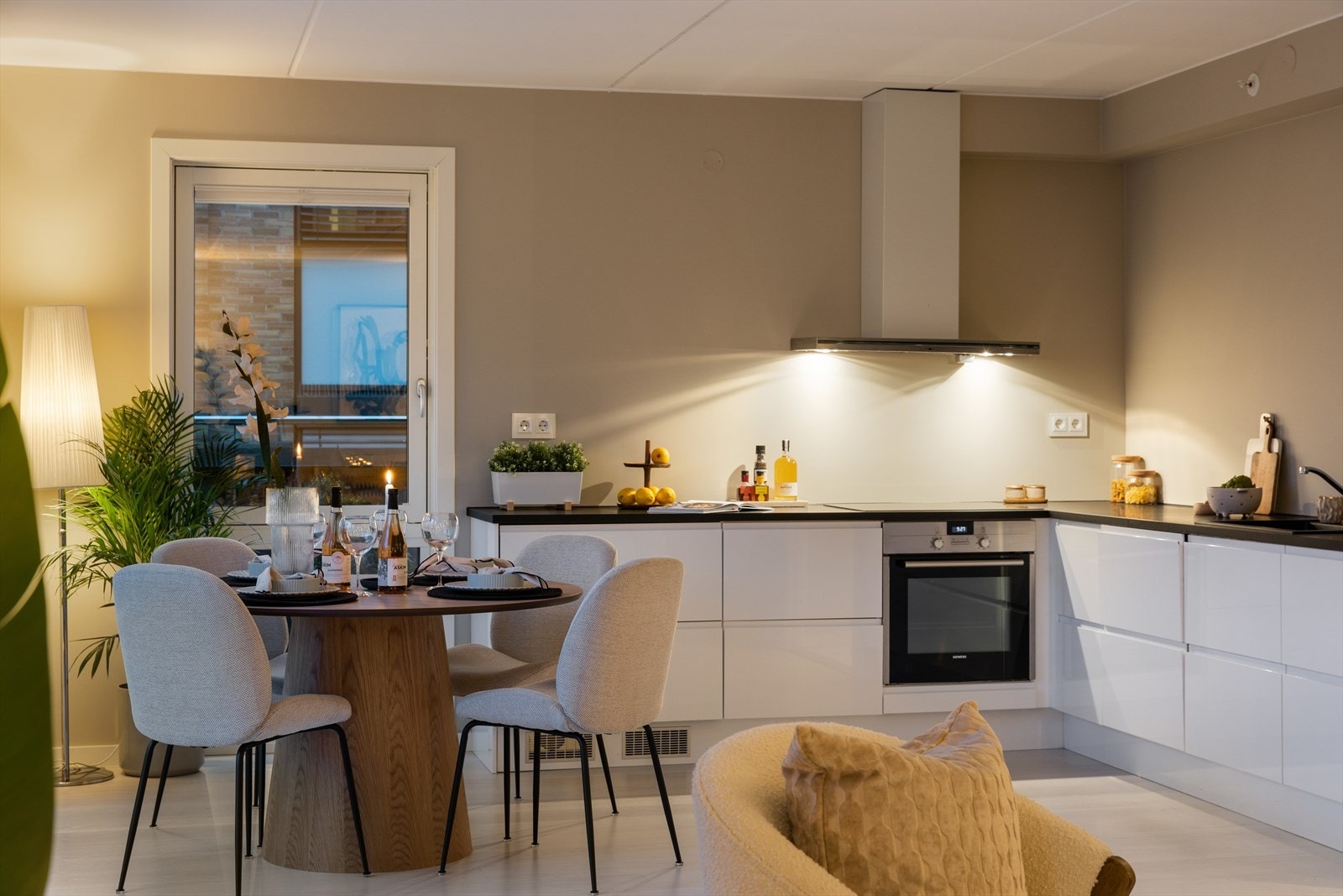 Den store kjøkkenbenken er som en drøm for de som liker å kokkelere! Galleribilde