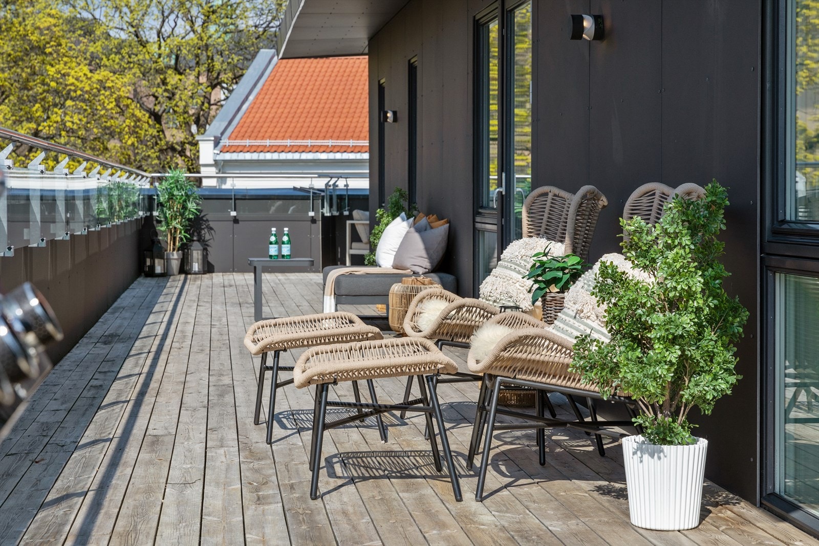 Terrassen ligger som en hestesko rundt leiligheten, og her har man sol hele dagen Galleribilde