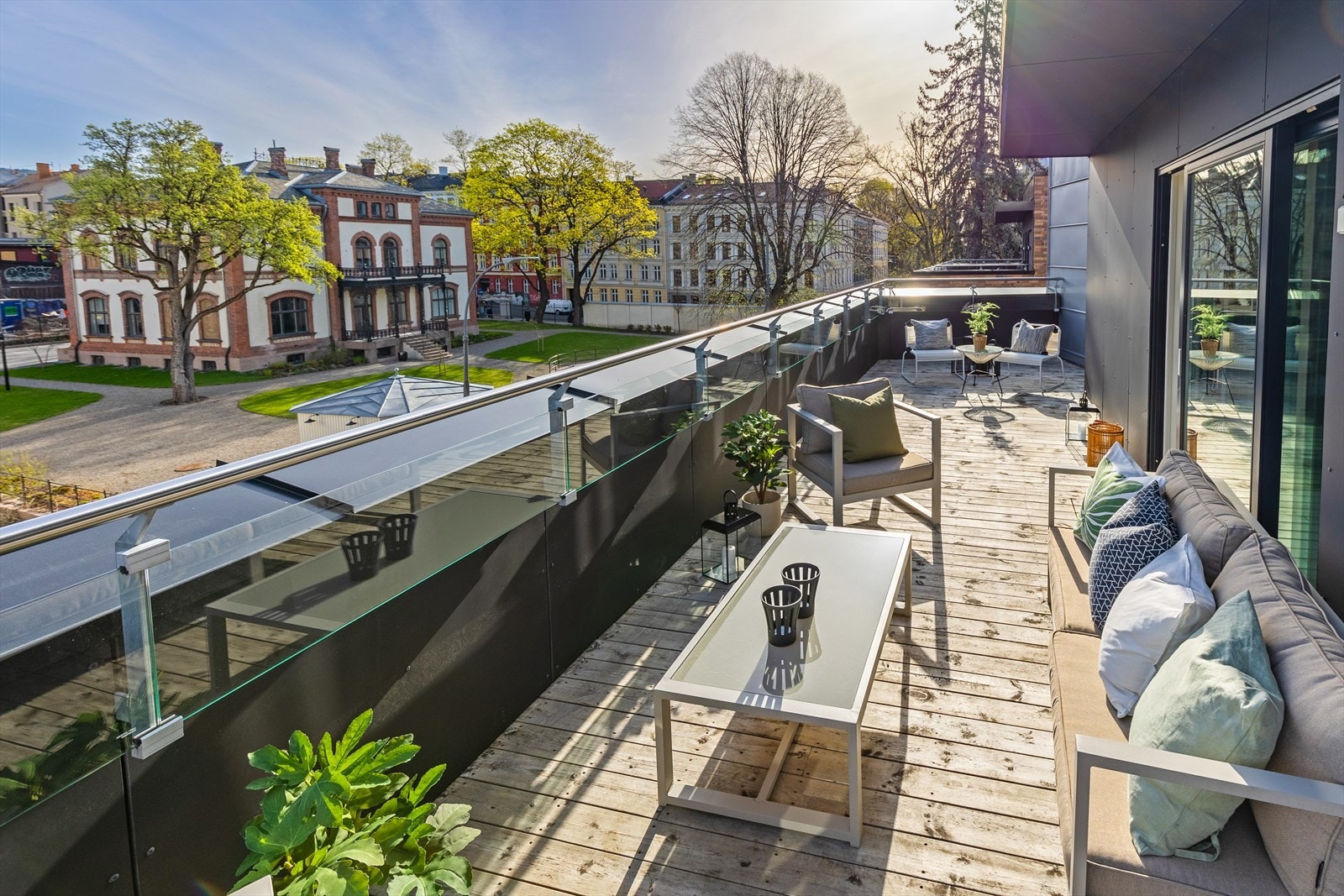 På terrassen ut fra soveværelse kan man nyte morgensol, samt kveldssol, med usjenert utsyn mot frodige omgivelser og ærverdige Villa Biermann Galleribilde