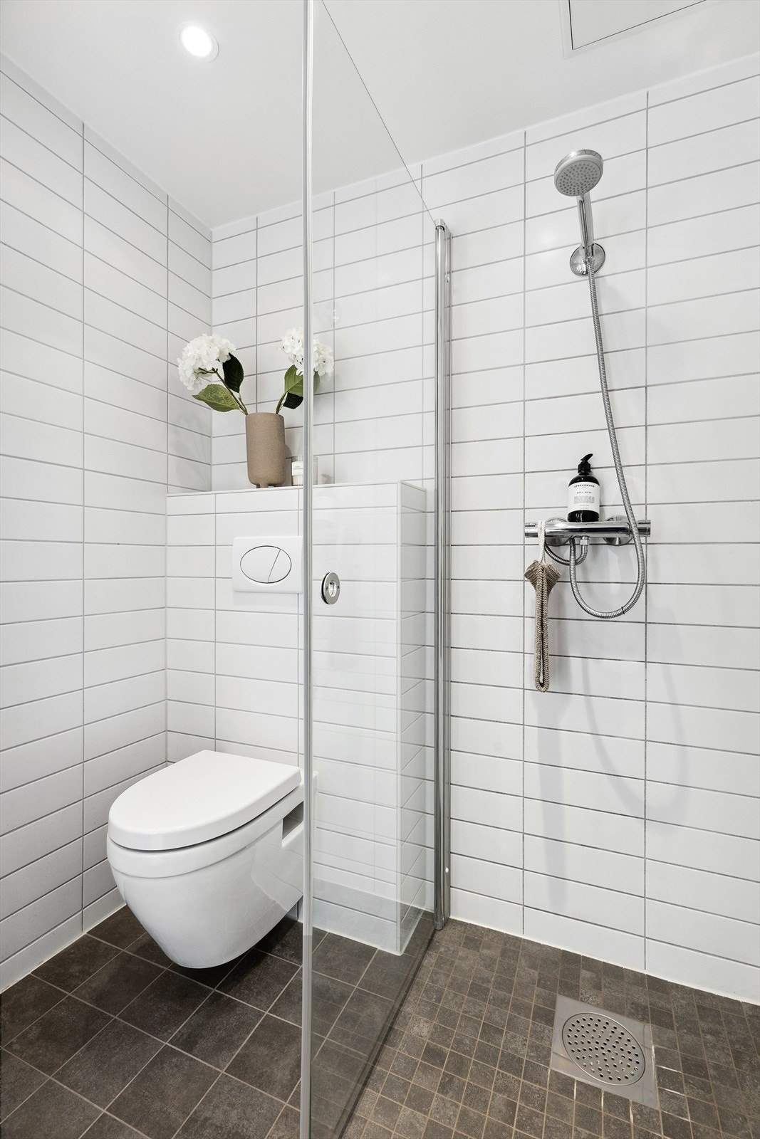 Svært praktisk med 2 bad i en hektisk hverdag når det ofte kan være flere som ønsker å bruke badet samtidig Galleribilde