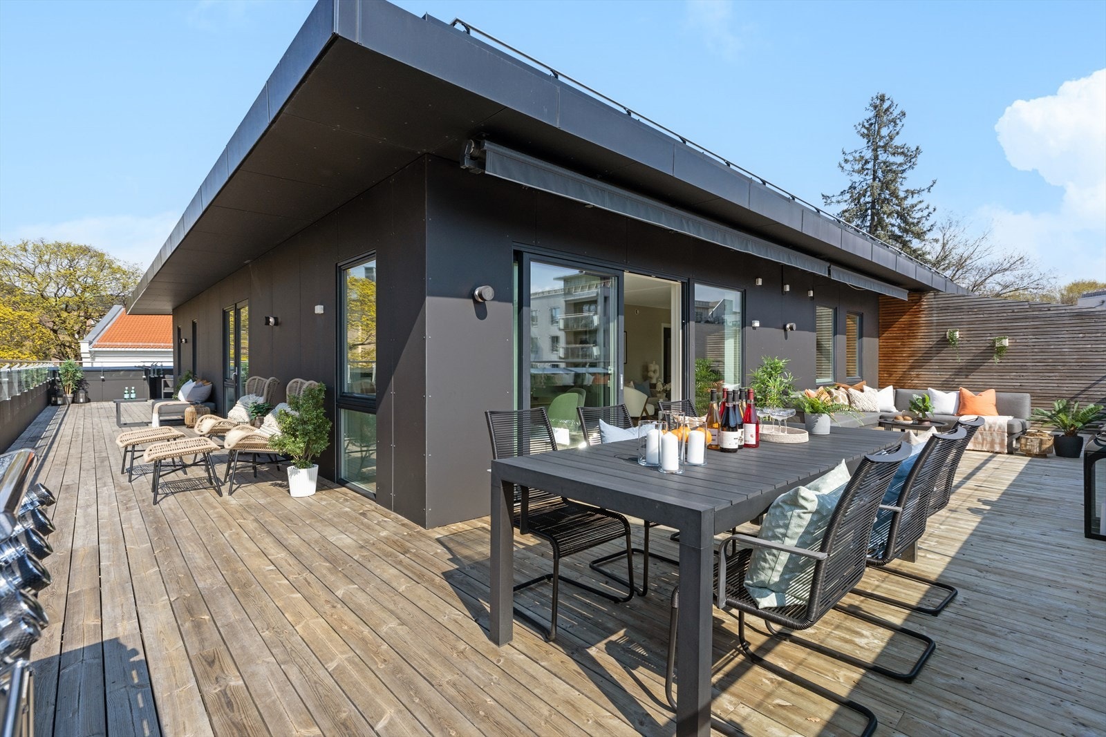 Grünerløkka's største private terrasse? Den toppmoderne leiligheten har en privat terrasse på smått utrolige 120 m², som omkranser leiligheten Galleribilde