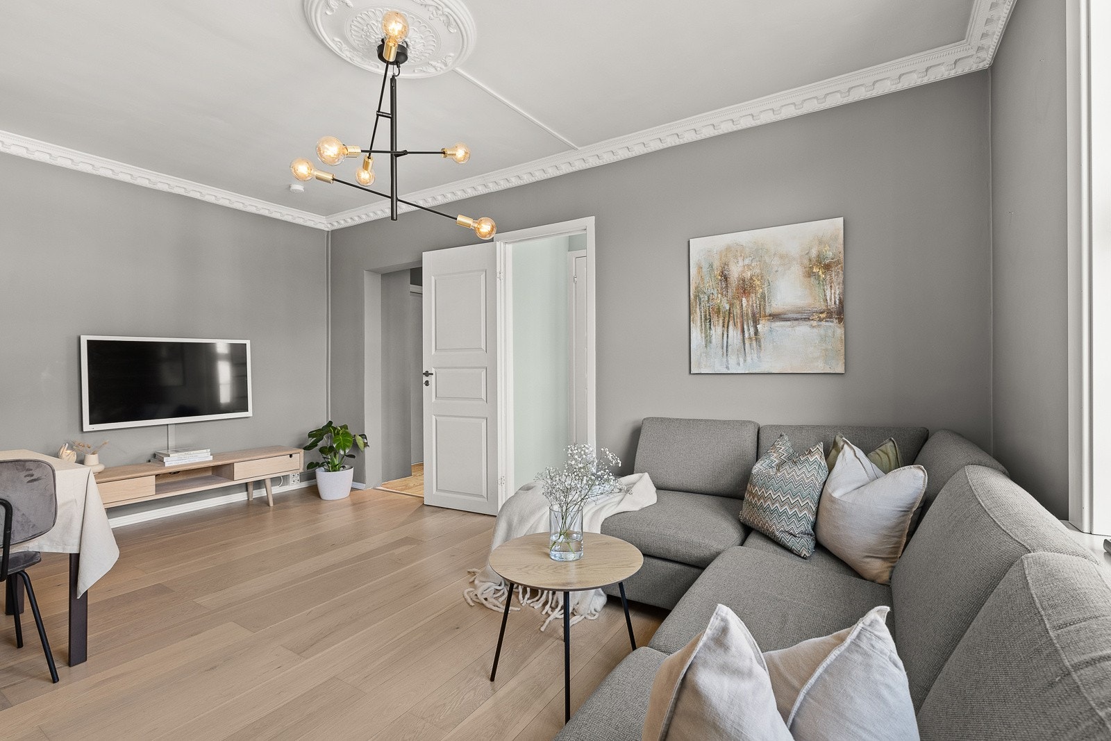 Stuen er romslig, og du får god plass til å innrede med sofagruppe og spisebord. Galleribilde