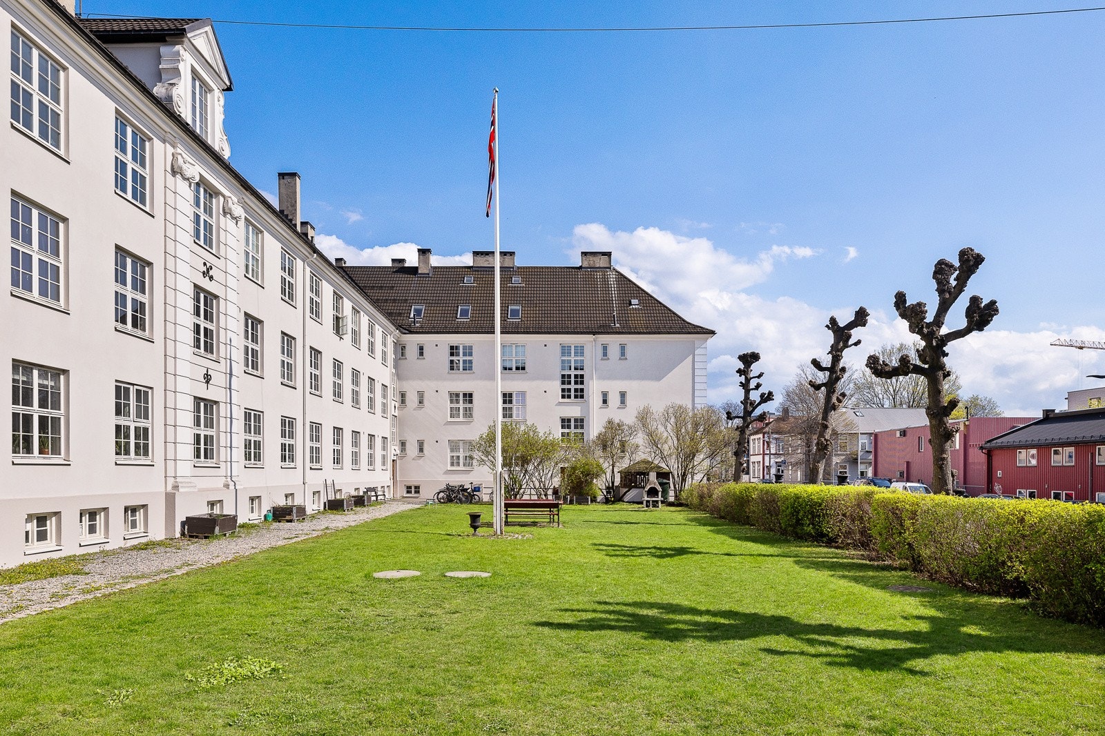 Attraktiv bakgård med store, fine grøntarealer. Muligheter for flotte hagekvelder i sommerhalvåret. Galleribilde