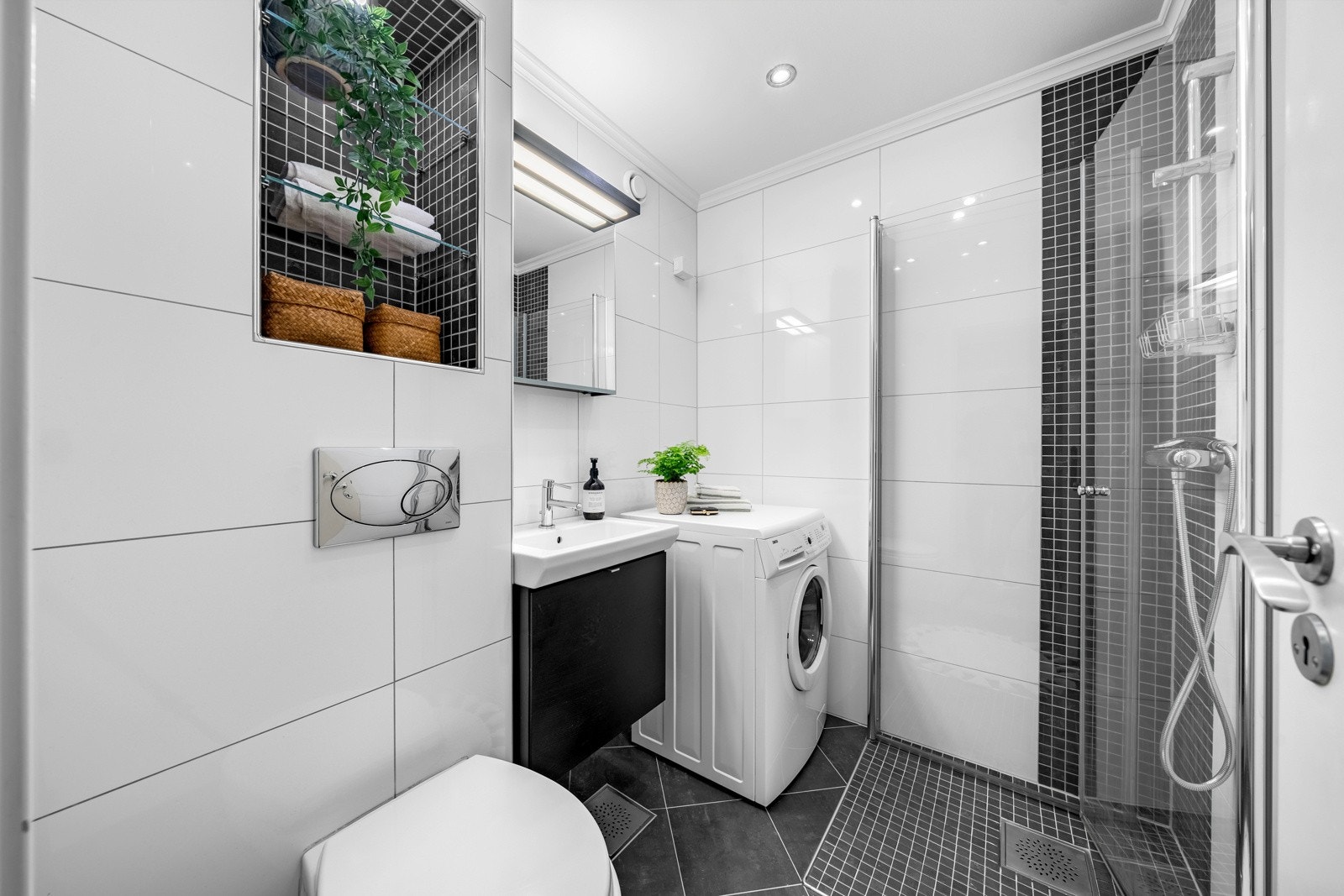 Badet fremstår som pent og har fine fliser på gulv og vegg samt gulvvarme. Galleribilde