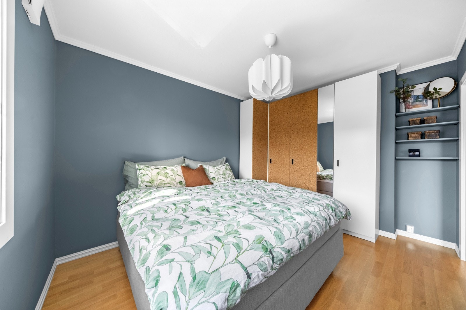 Romslig, medfølgende garderobeløsning. Galleribilde