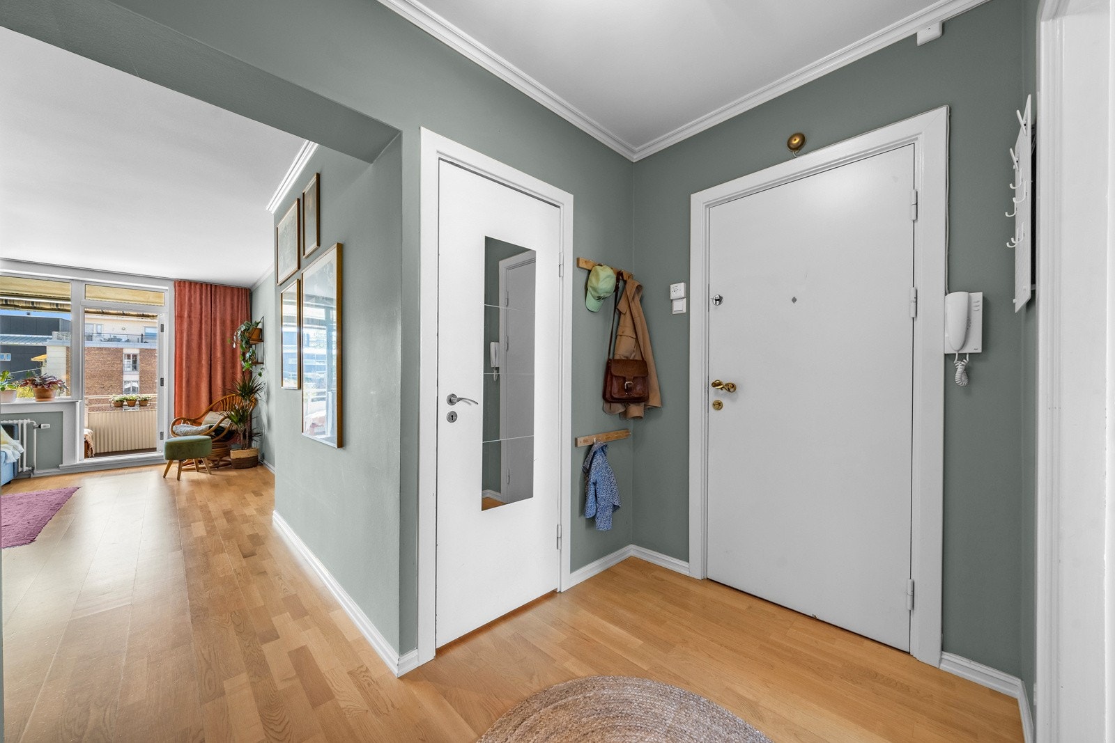 Innbydende entré med direkte tilknytning til innvendig bod. Praktisk for oppbevaring av ytterbekledning. Galleribilde