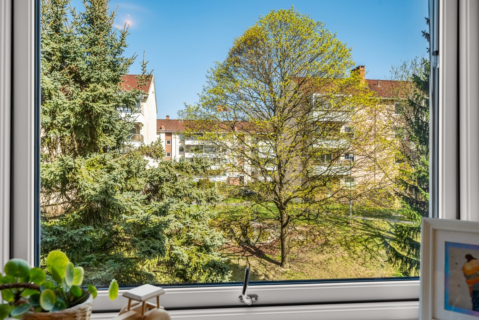 Nydelig utsikt fra rommet - et perfekt barnerom beliggende i rolige omgivelser. Galleribilde