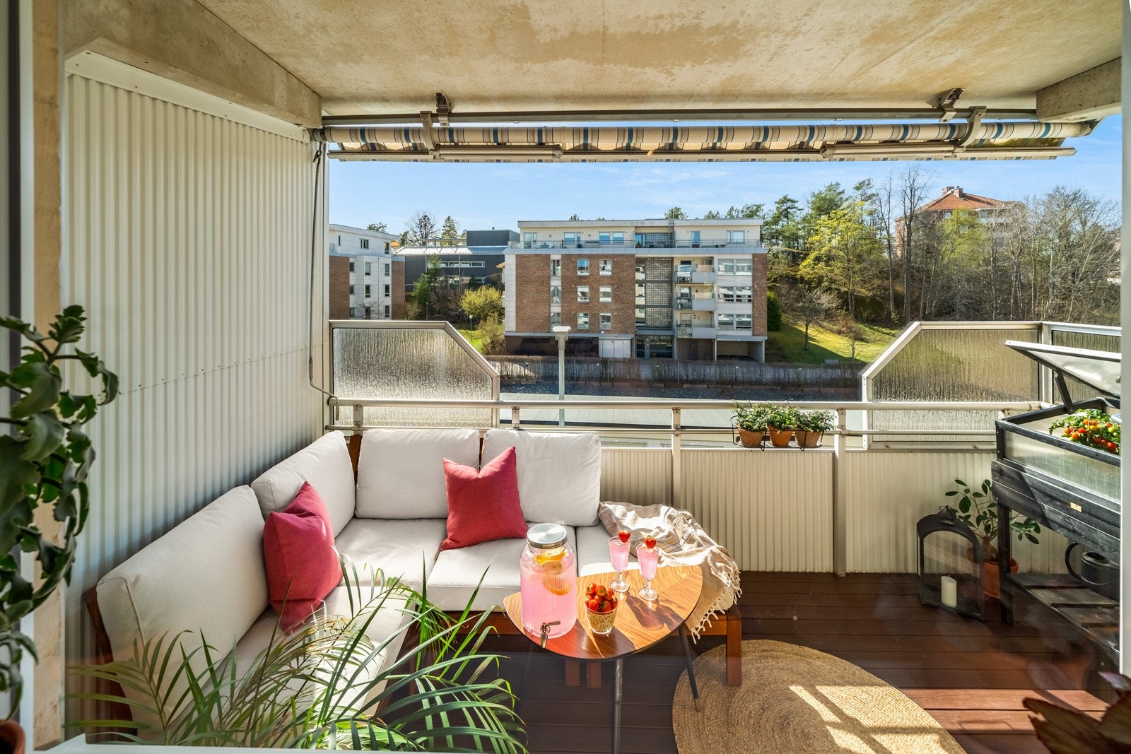 Romslig balkong på 8 kvm med kveldssol med fine omgivelser rundt. Galleribilde