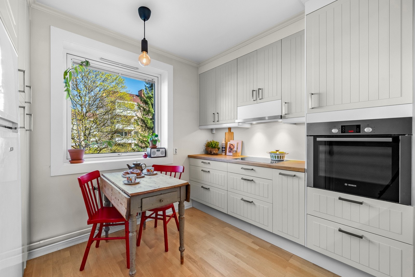 Et stort vindu gir masse lys, og dette sørger for et hyggelig arbeidsrom for tilberedning av mat. Det er i tillegg plass til eget spisebord, og gjennom vinduet kan du nyte en idyllisk utsikt over fellesområdene. Galleribilde