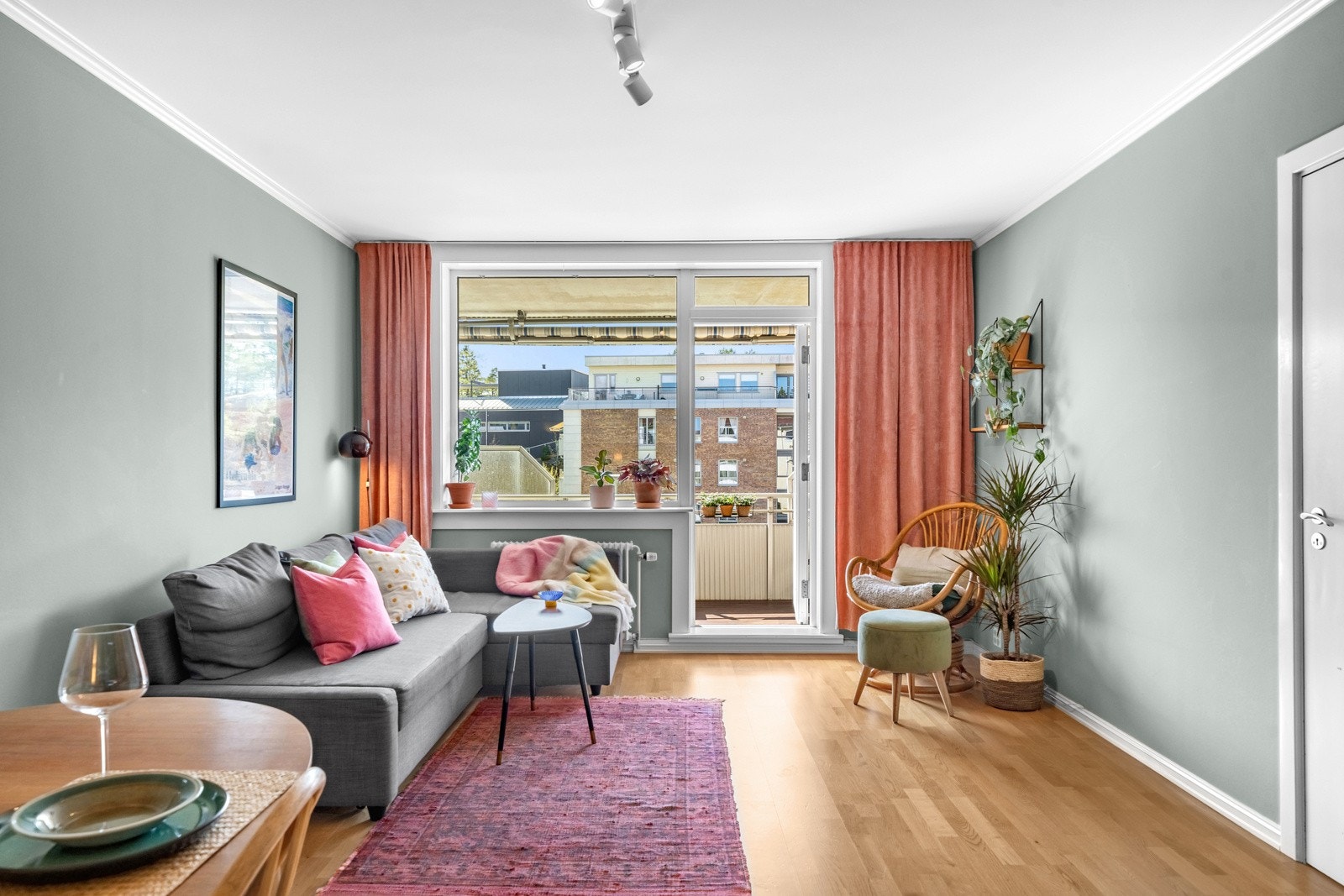 Leiligheten er malt i fine fargevalg. Dette i kombinasjon med det gode lysinnslippet sørger for en god atmosfære. Galleribilde