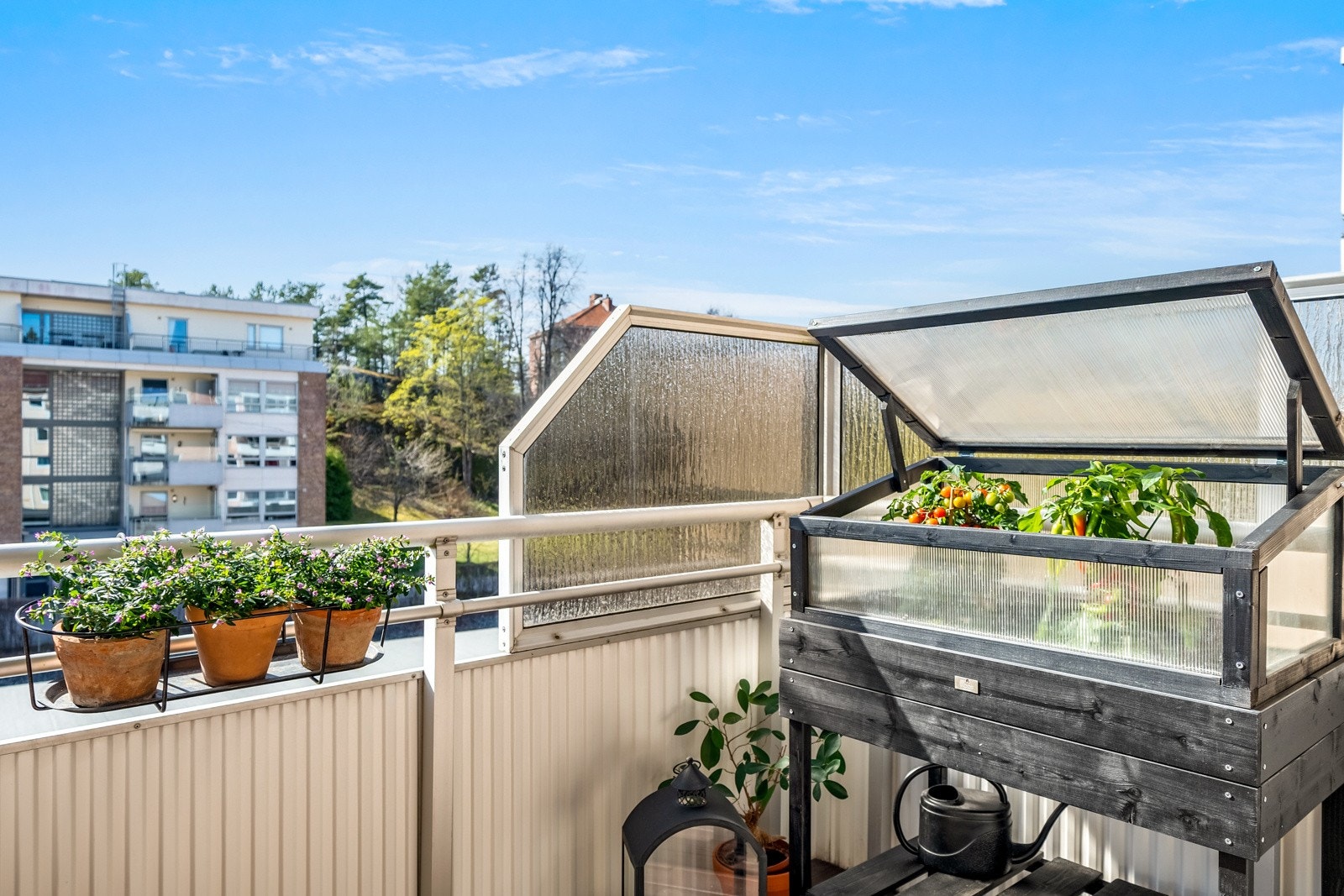 Beliggenheten i 3. etasje for et fritt utsyn over nabolaget. Galleribilde