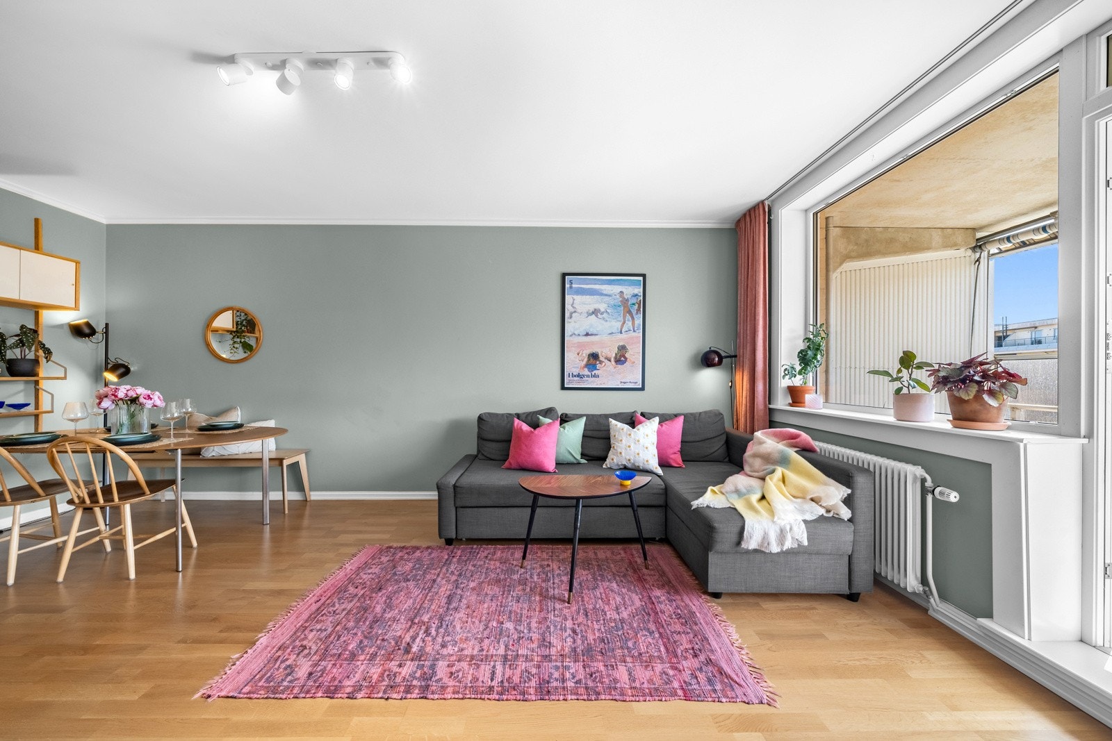 I stuen er det god plass til sofa- og medieløsninger samt eget spisebord. Galleribilde