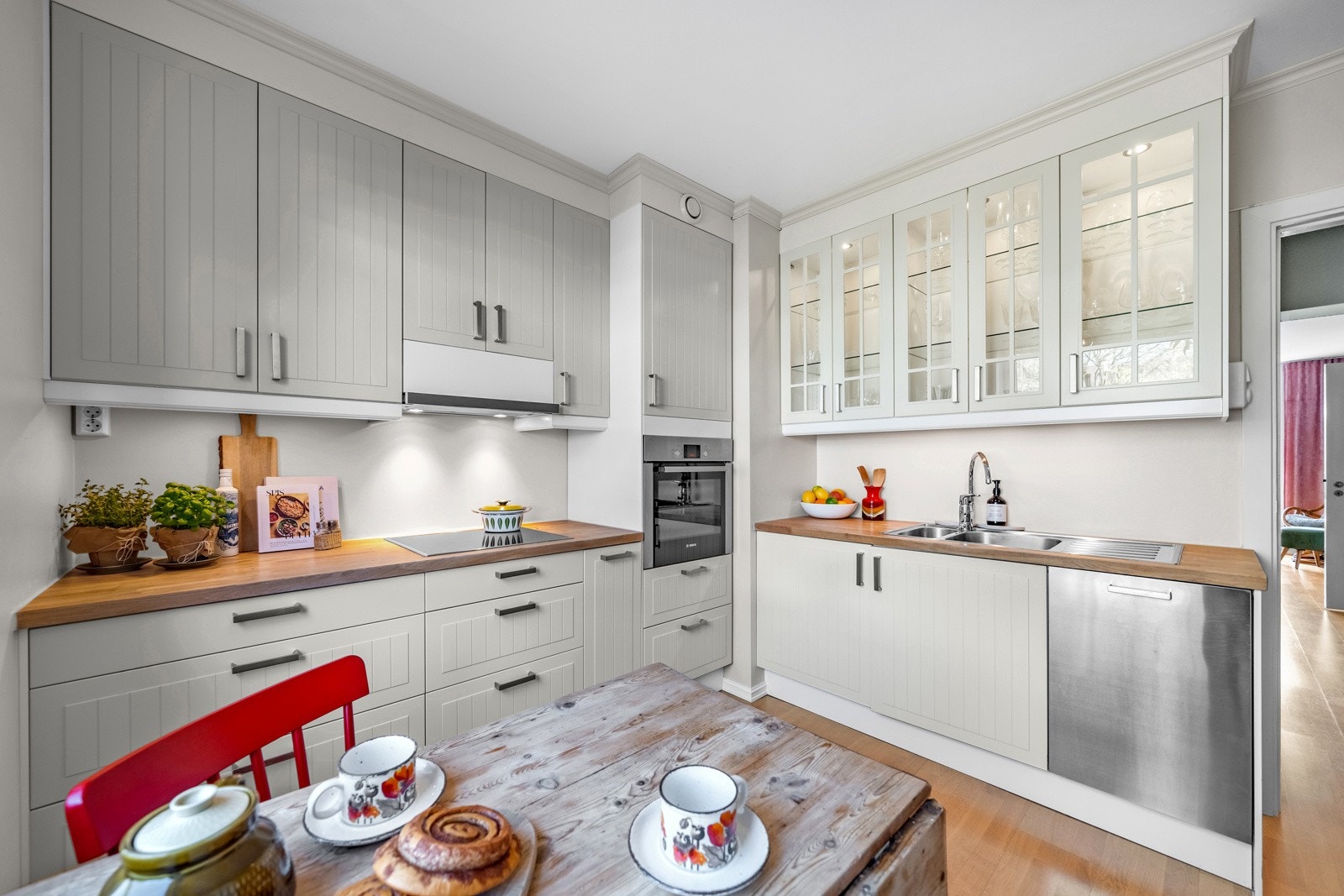 Integrerte hvitevarer som platetopp, stekeovn, oppvaskmaskin og frittstående kjøl/fryseskap. Galleribilde