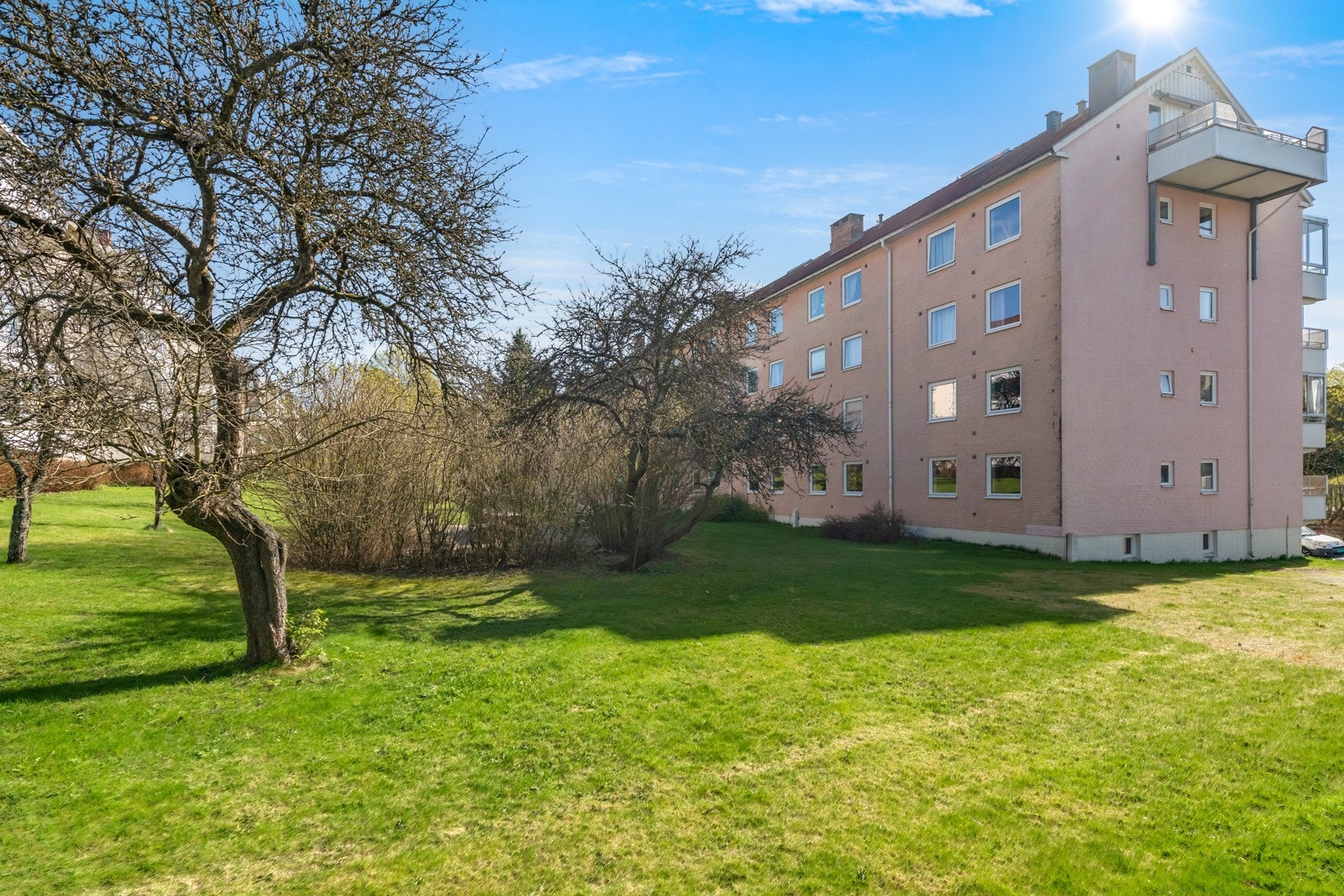 Borettslagets gode vedlikehodshistorikk kan sees i prospektet. Evt henvende deg til megler. Galleribilde