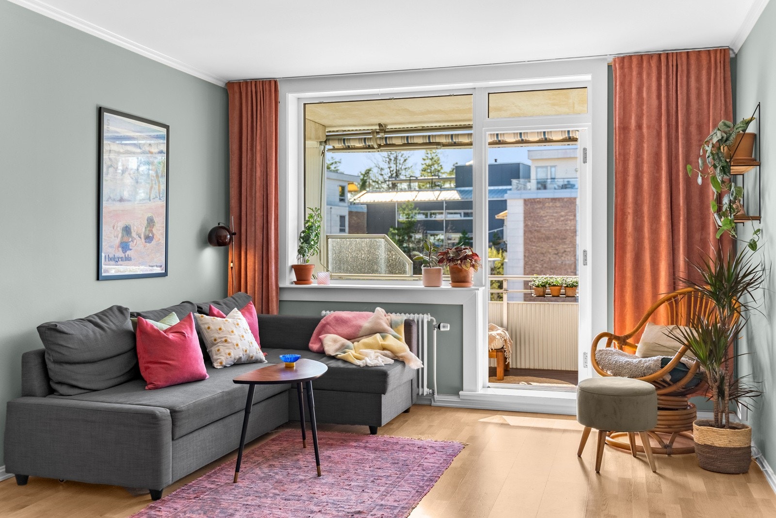 Nyere vindusflater i hele leiligheten. Både vinduer og balkongdør ble byttet i 2019 i regi av borettslaget. Galleribilde