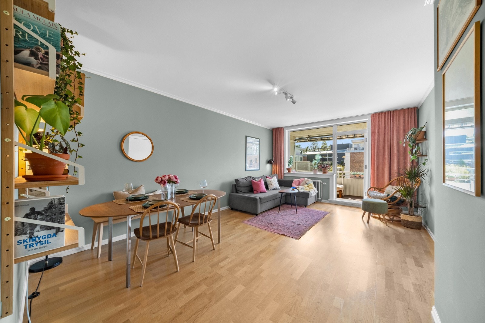 Innvendig har boligen en god og innflytningsklar standard i alle rom. Galleribilde