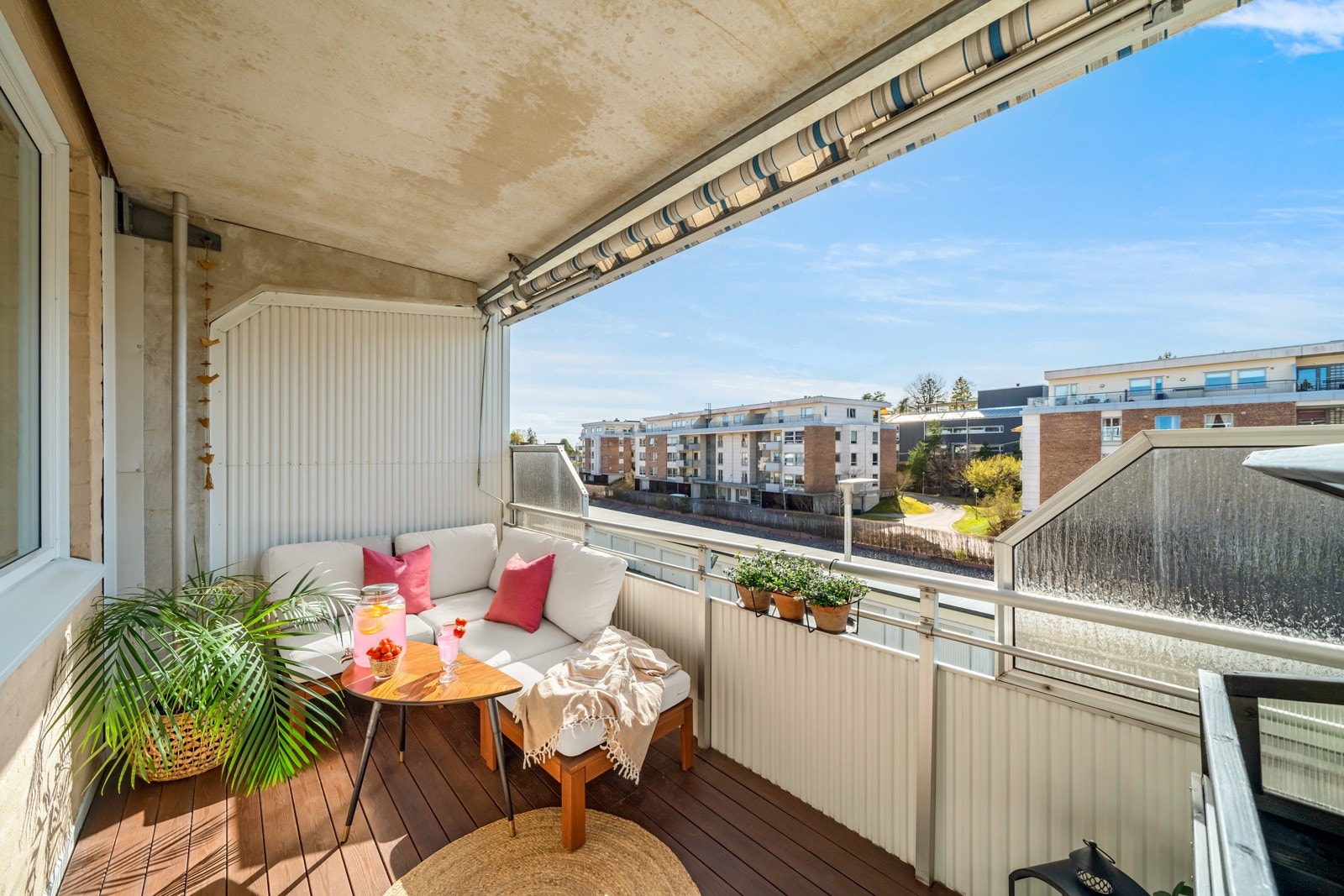 Her er det bare å nyte! Plassen måler 8 kvm og byr på sol hele dagen til sent på kveld. Galleribilde