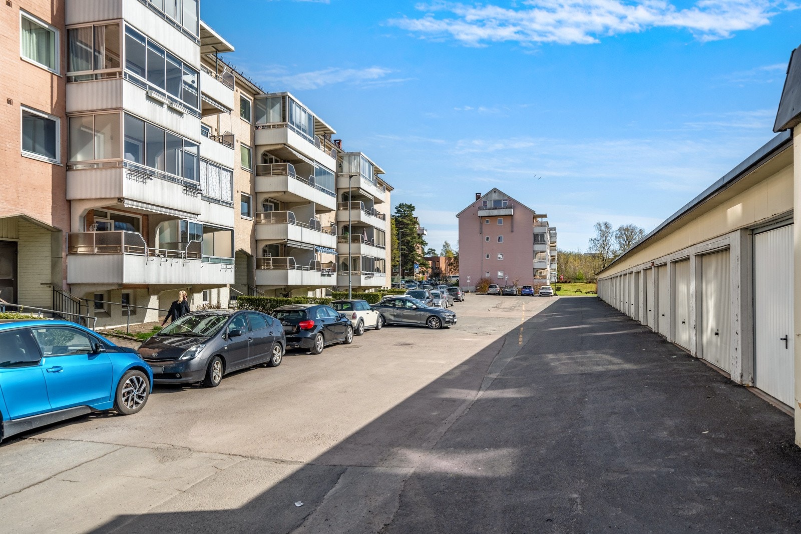 Det er muligheter for leie av både parkeringsplass og garasjeplass etter ventelister. Galleribilde