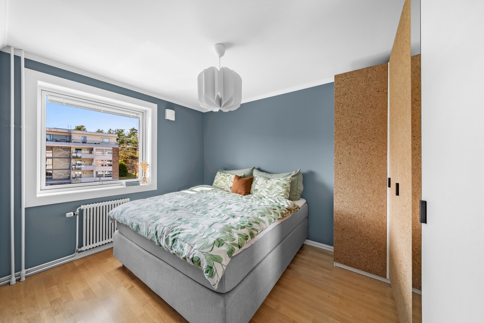 Boligens hovedsoverom med god plass til dobbeltseng og tilhørende nattbord. Galleribilde