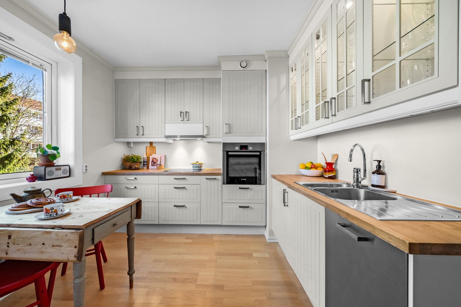 Det innbydende IKEA kjøkkenet ligger adskilt fra stuen og fremstår som pent med rikelig benke- og skapplass. Galleribilde