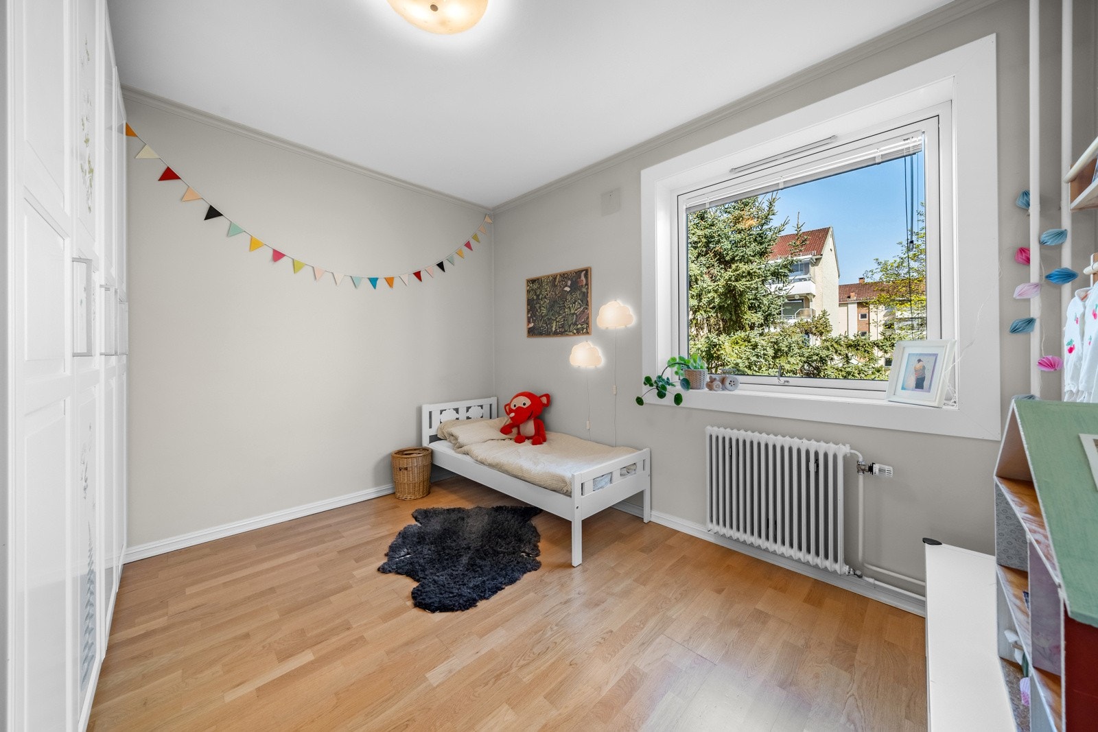 Soverom II - passer utmerket til barnerom, gjesterom eller hjemmekontor. For ytterligere lagringsplass disponerer leiligheten en kjellerbod på 4 kvm og en loftsbod på 7 kvm. Galleribilde