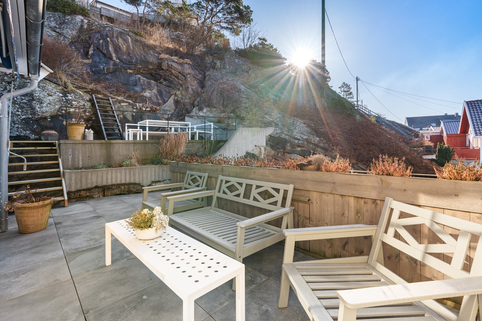 Verandaen over garasjen er vendt ut mot den fredlige bakgården. Galleribilde