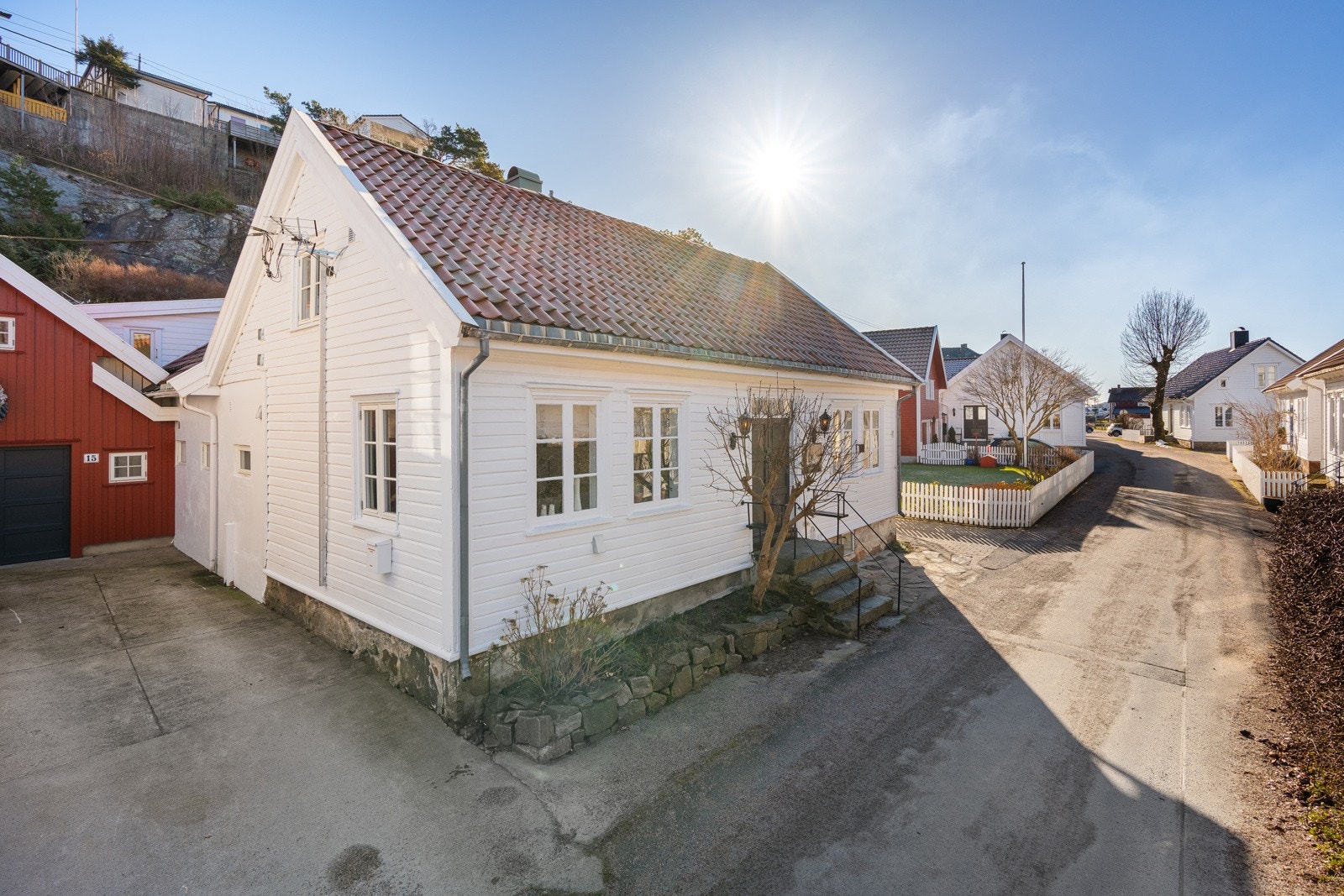 Det er kun tillatt med bilkjøring fram til eiendommene - ingen gjennomkjøring. Galleribilde