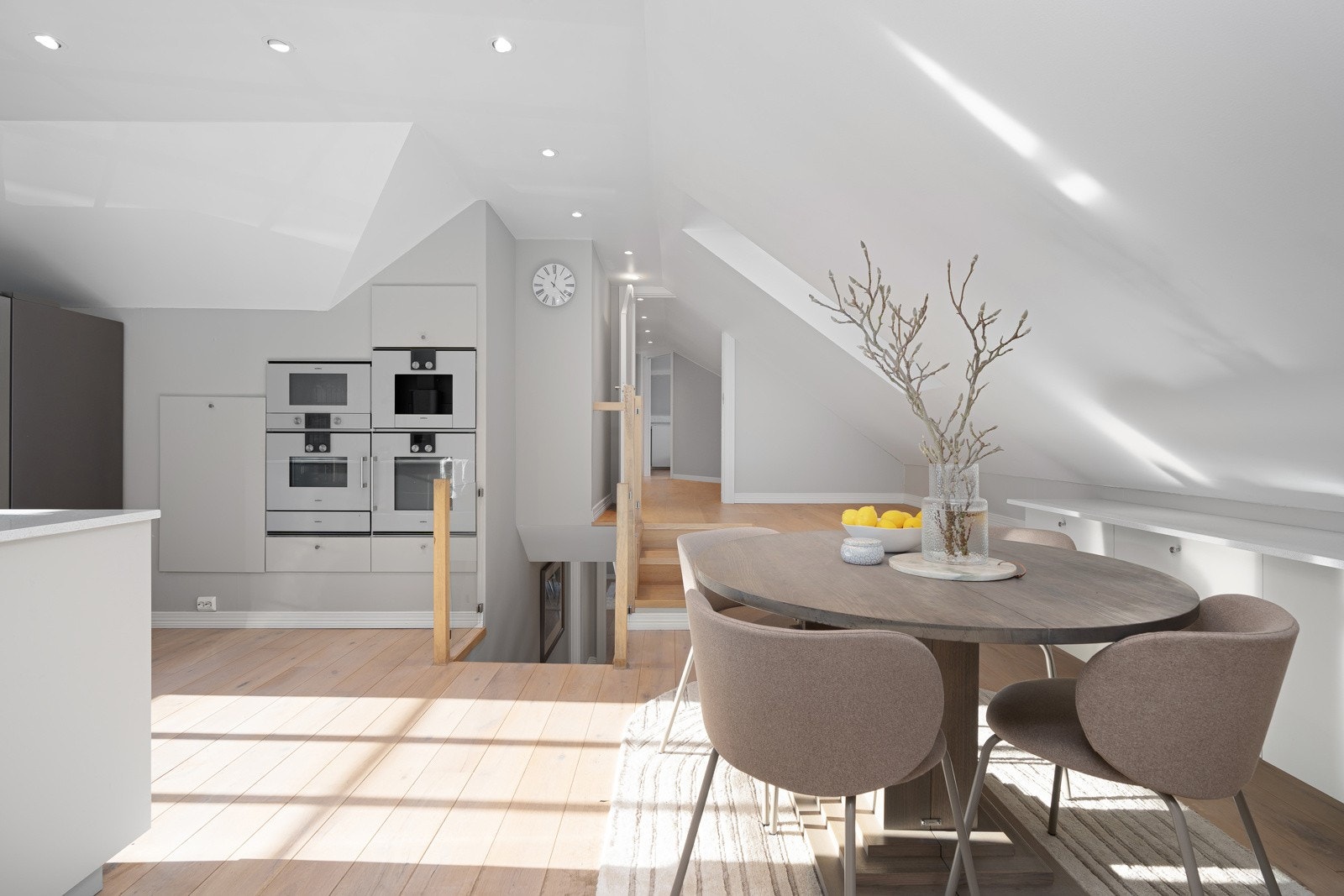 En koselig spiseplass i tilknytning til kjøkkenet. Galleribilde