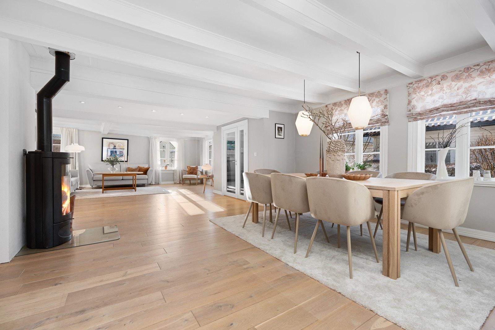 Det er satt inn en effektiv rentbrennende peisovn. Galleribilde