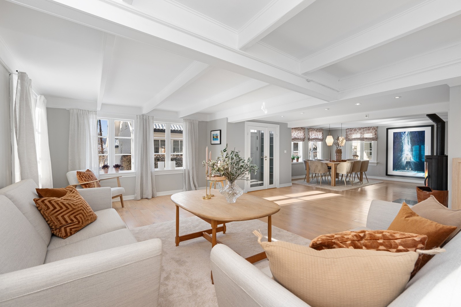 De 2 opprinnelige stuene er slått sammen til én stor stue. Galleribilde