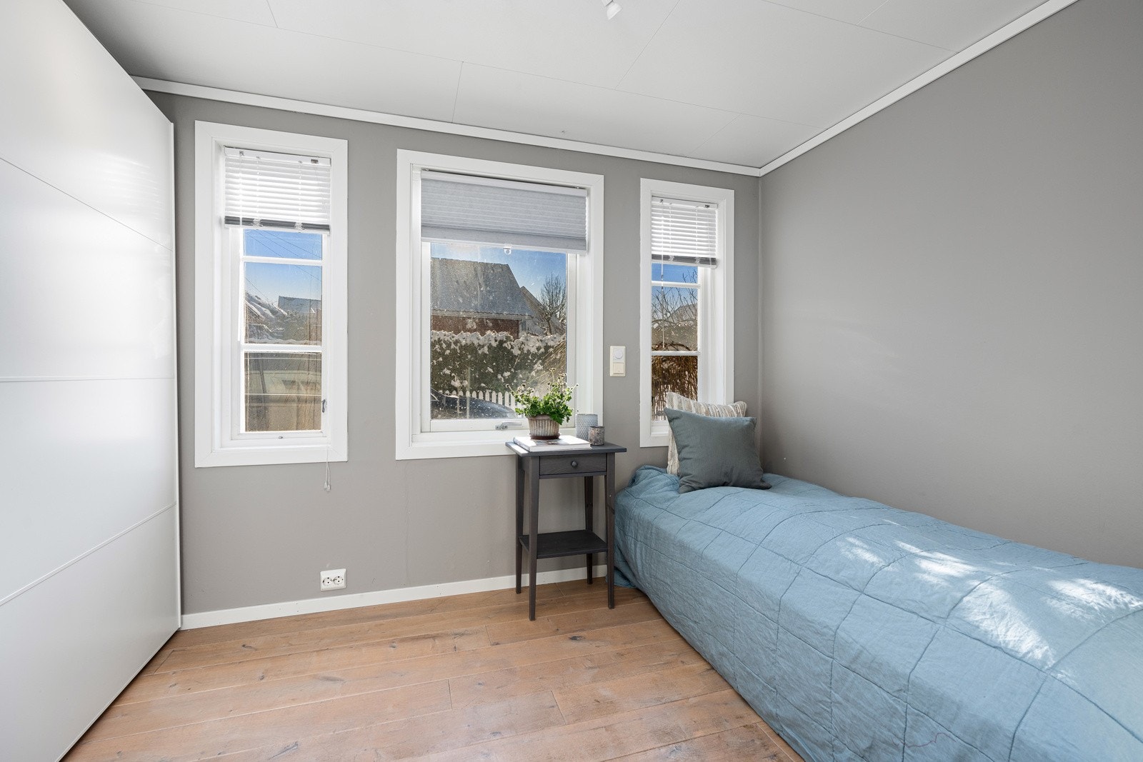 Det er ett soverom nede og to soverom oppe. Galleribilde