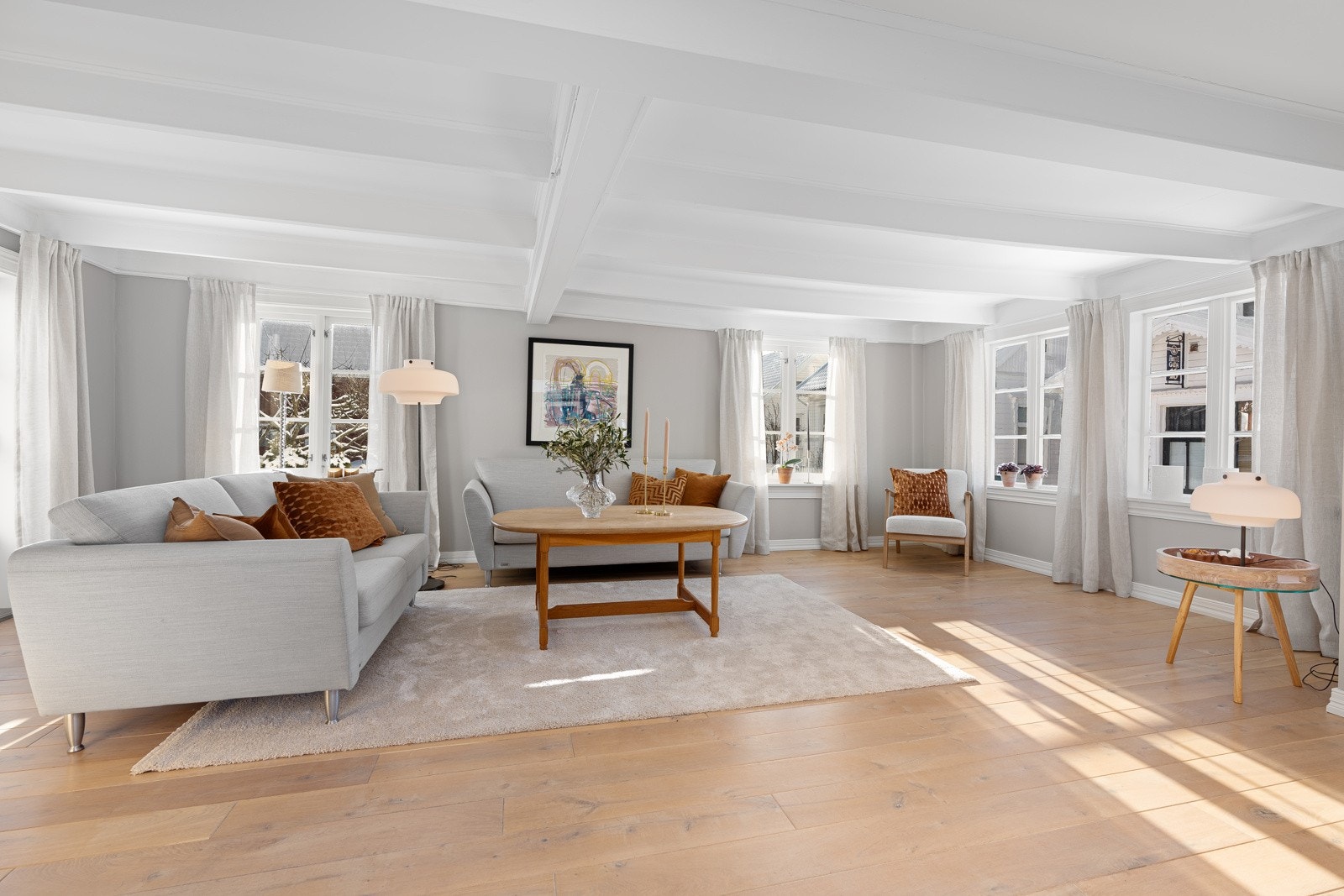 Gulvdekket er i pen én-stavs eikeparkett. Galleribilde