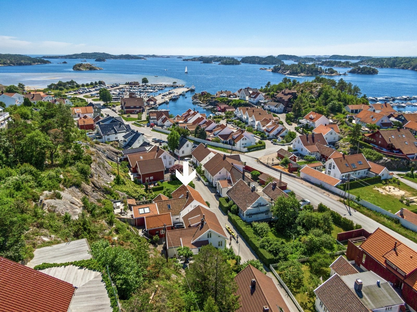 For mange er Høllen kjent som et attraktivt sommerparadis - bolig og hytte i ett. Det er ikke boplikt i kommunen. Galleribilde