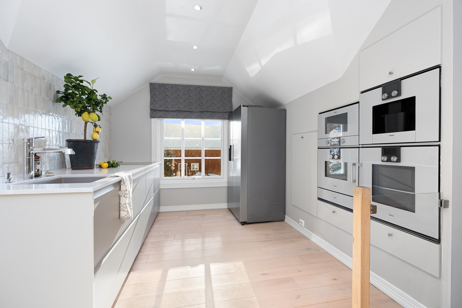 Hvitevarene på kjøkkenet følger med i handelen (Alle hvitevarene er av merket Gaggenau med unntak av kjøleskapet). Galleribilde