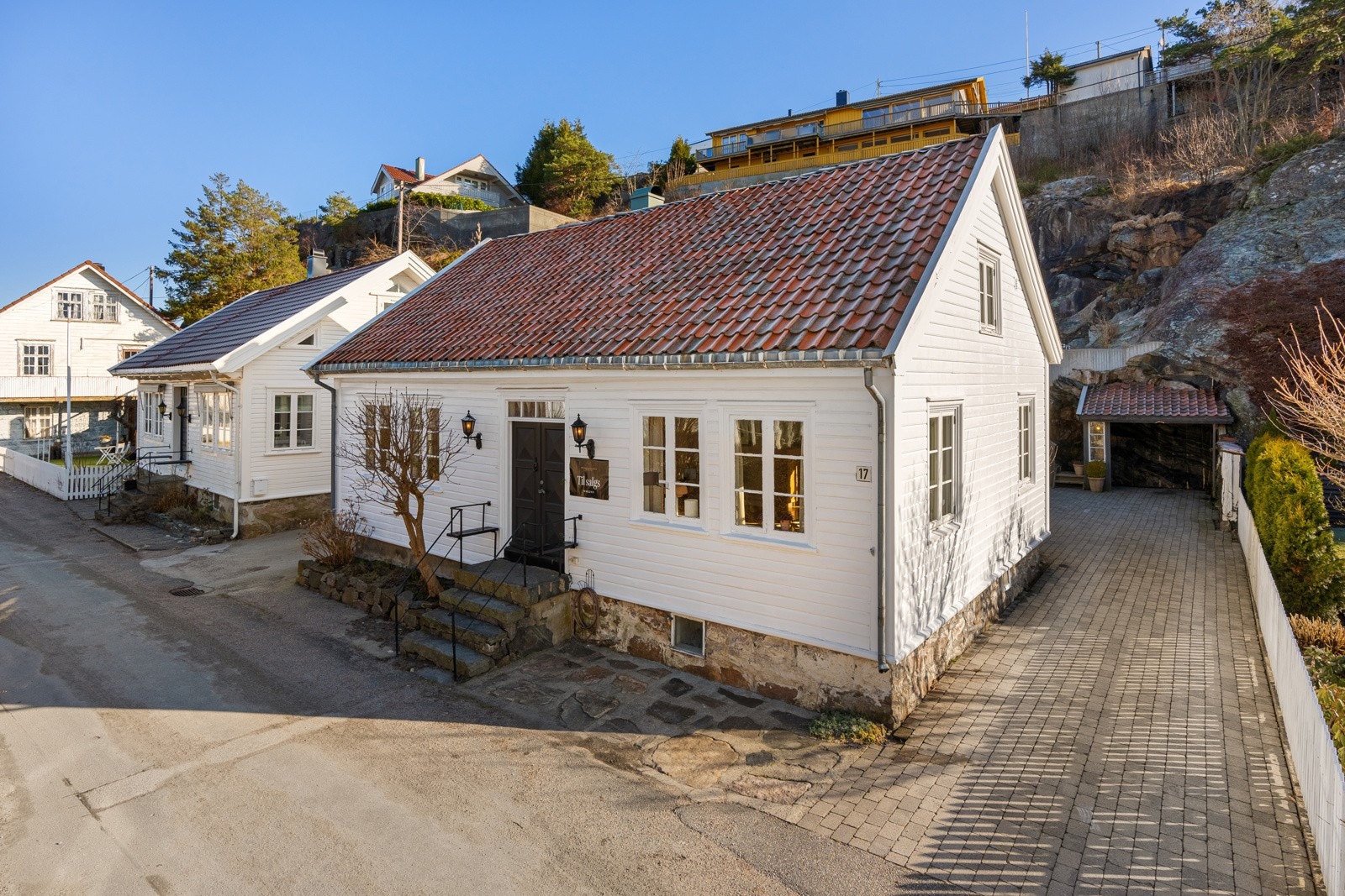 Eneboligen ligger midt i den idylliske Høllegada. Galleribilde