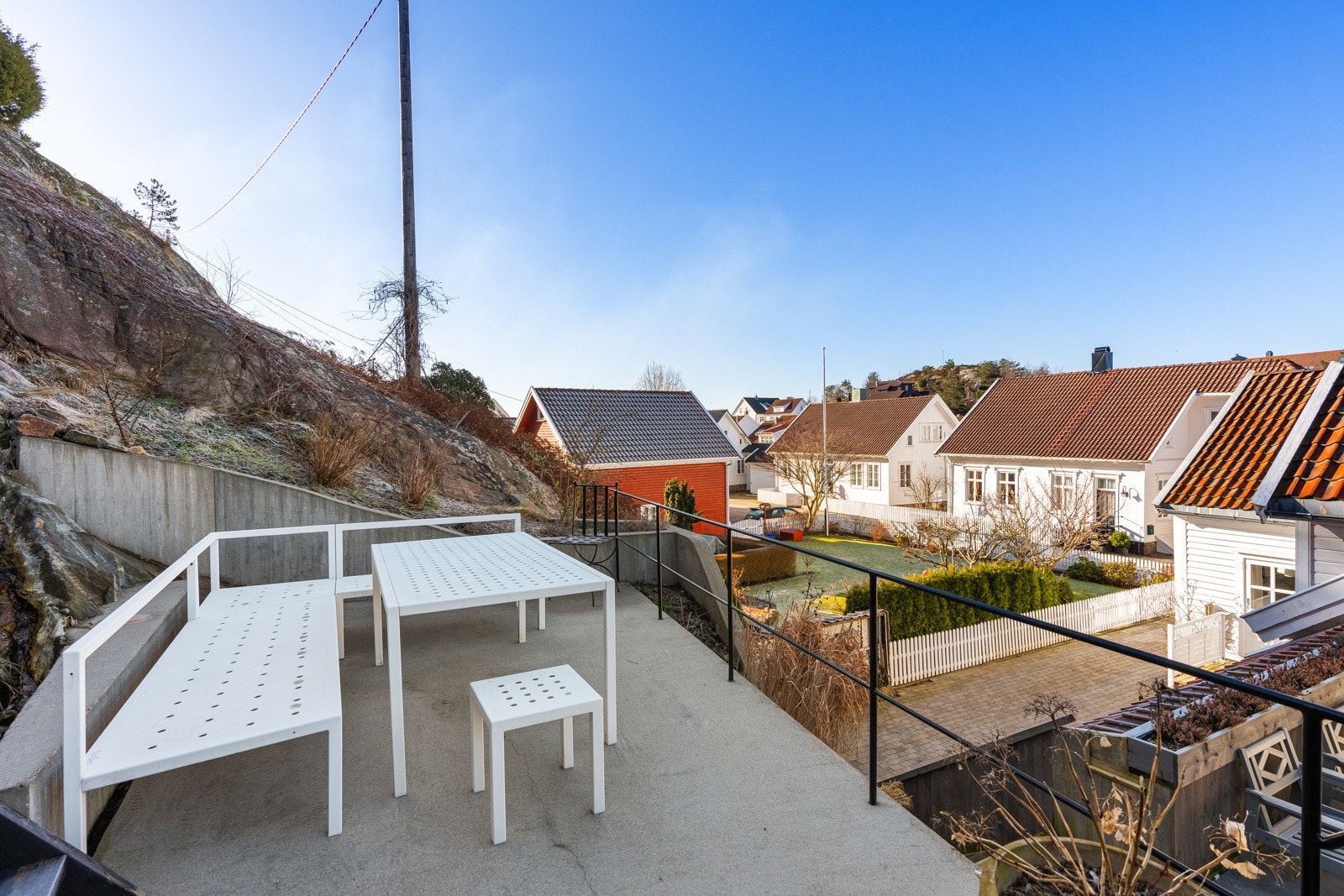 Det er anlagt en platting i skråningen bak huset. Galleribilde