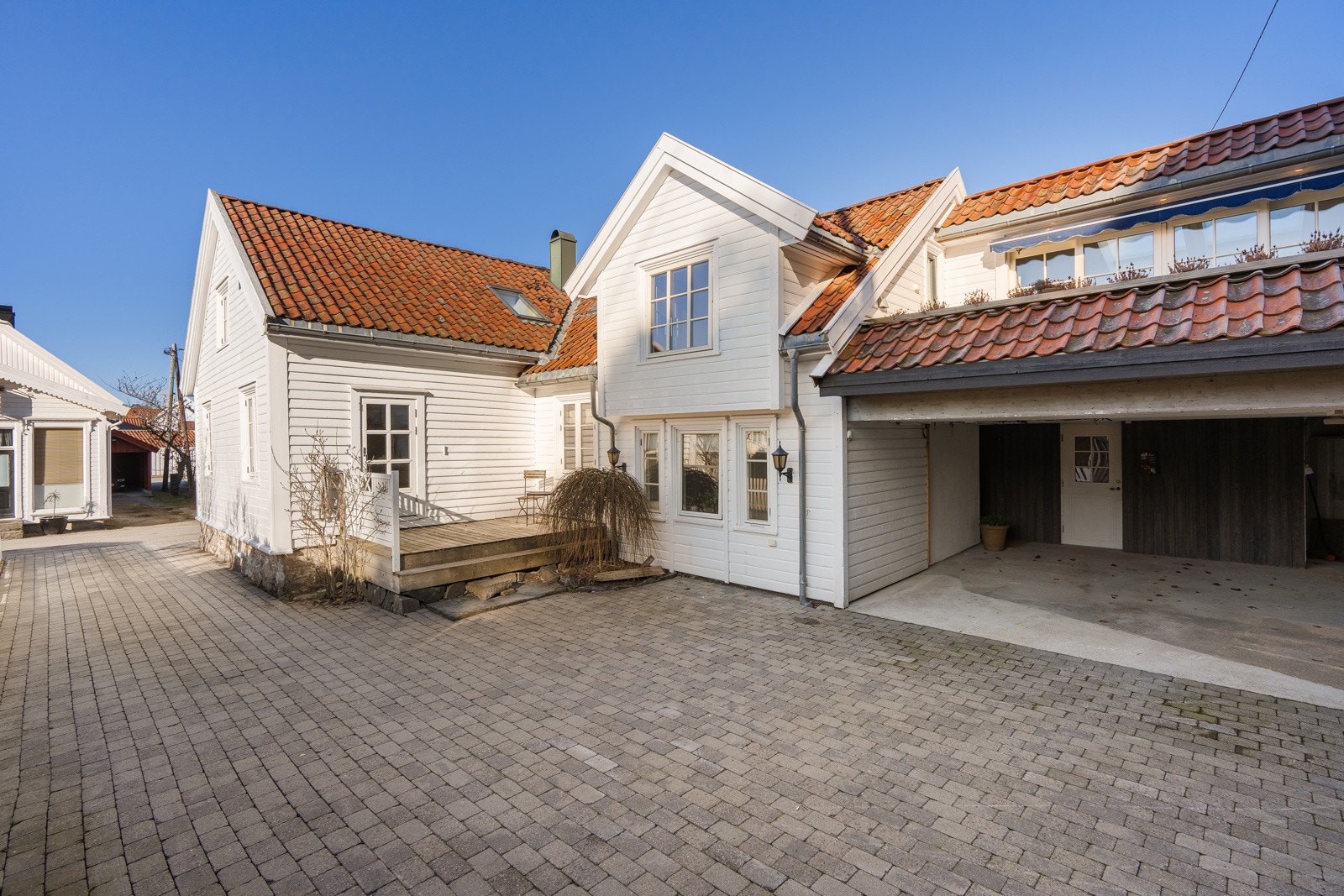 Åpen garasje i tilknytning til bakgården. Galleribilde