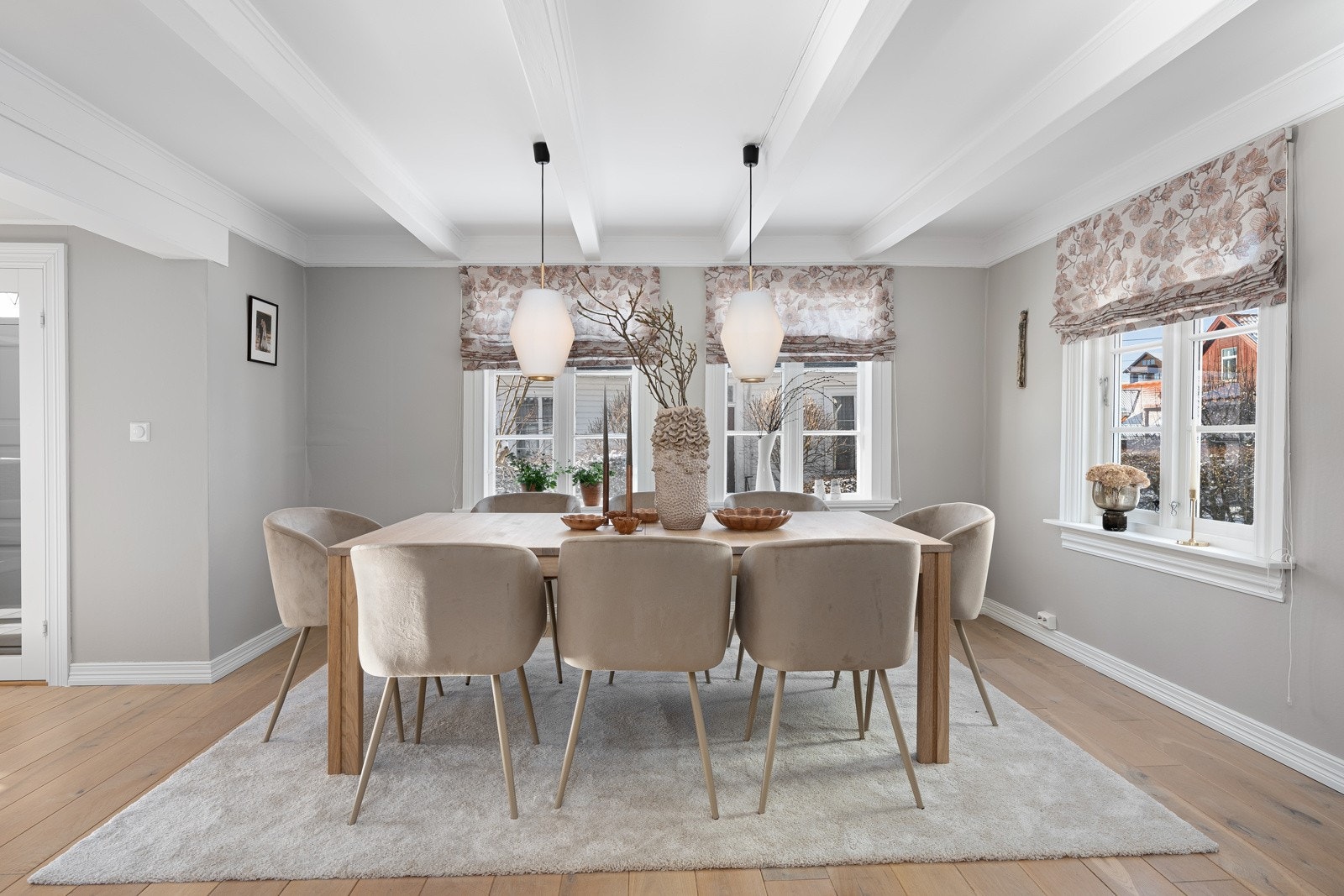 Det er blitt god plass til spisebordet etter at kjøkkenet ble flyttet opp. Galleribilde