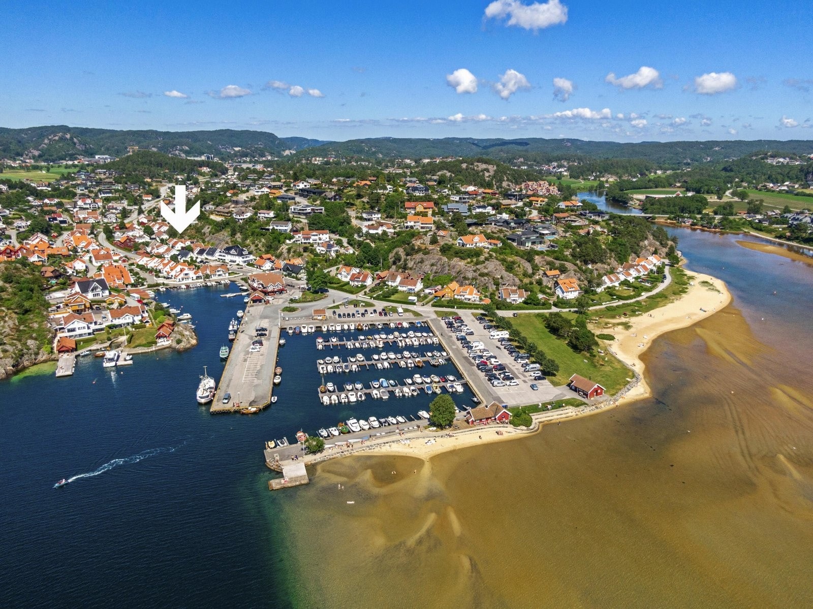 Et oversiktsbilde av Høllen en deilig sommerdag. Galleribilde