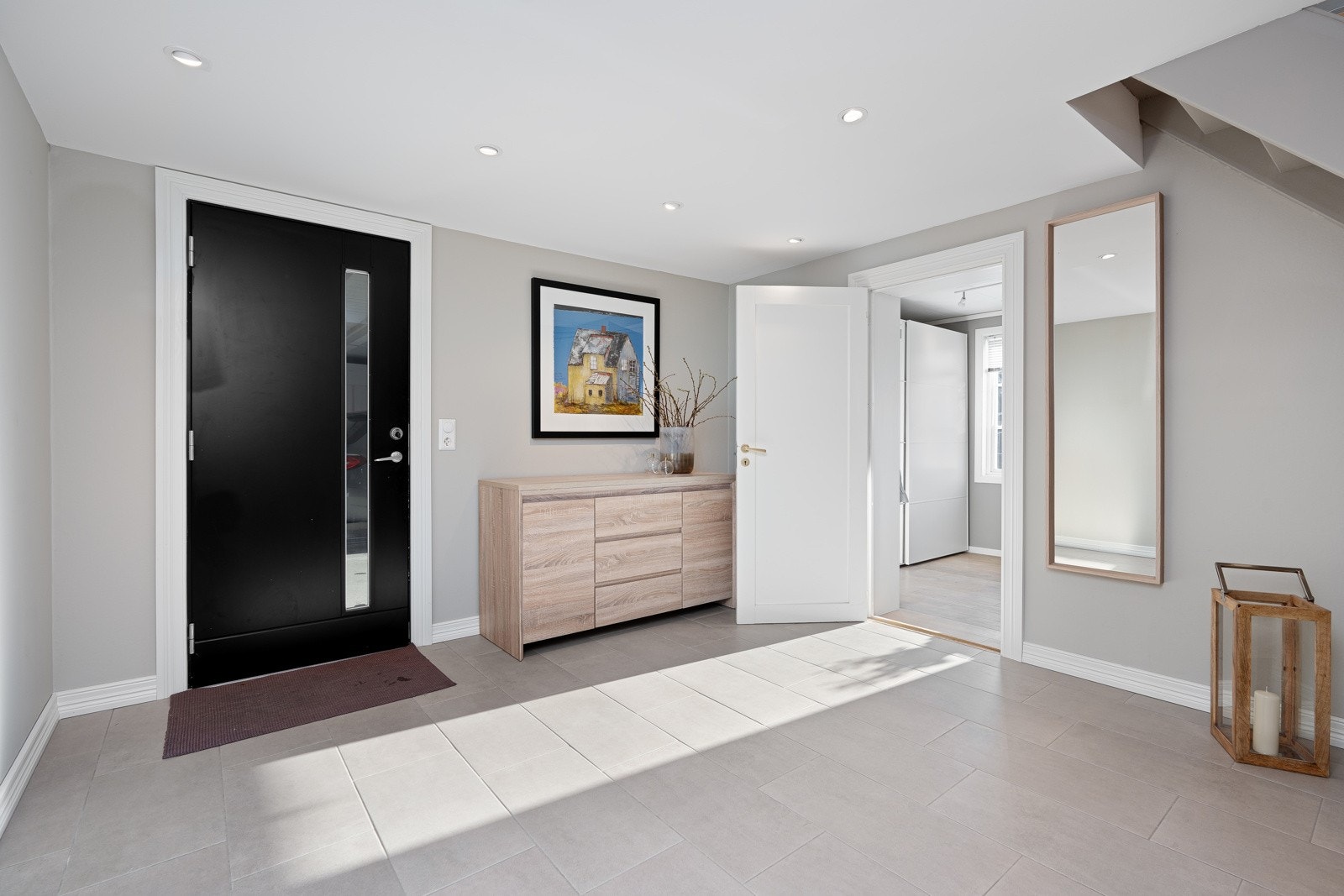 Et delikat inngangsparti. Det er behagelig vannbåren varme (fra jordvarme til vann). Galleribilde