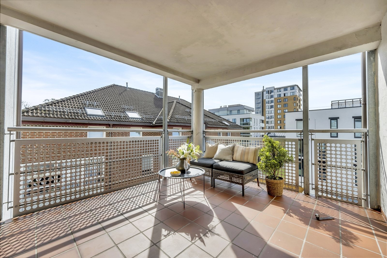 Solrik svalgang/inngangsparti med plass til sittegruppe og beplantning (fellesareal) Galleribilde