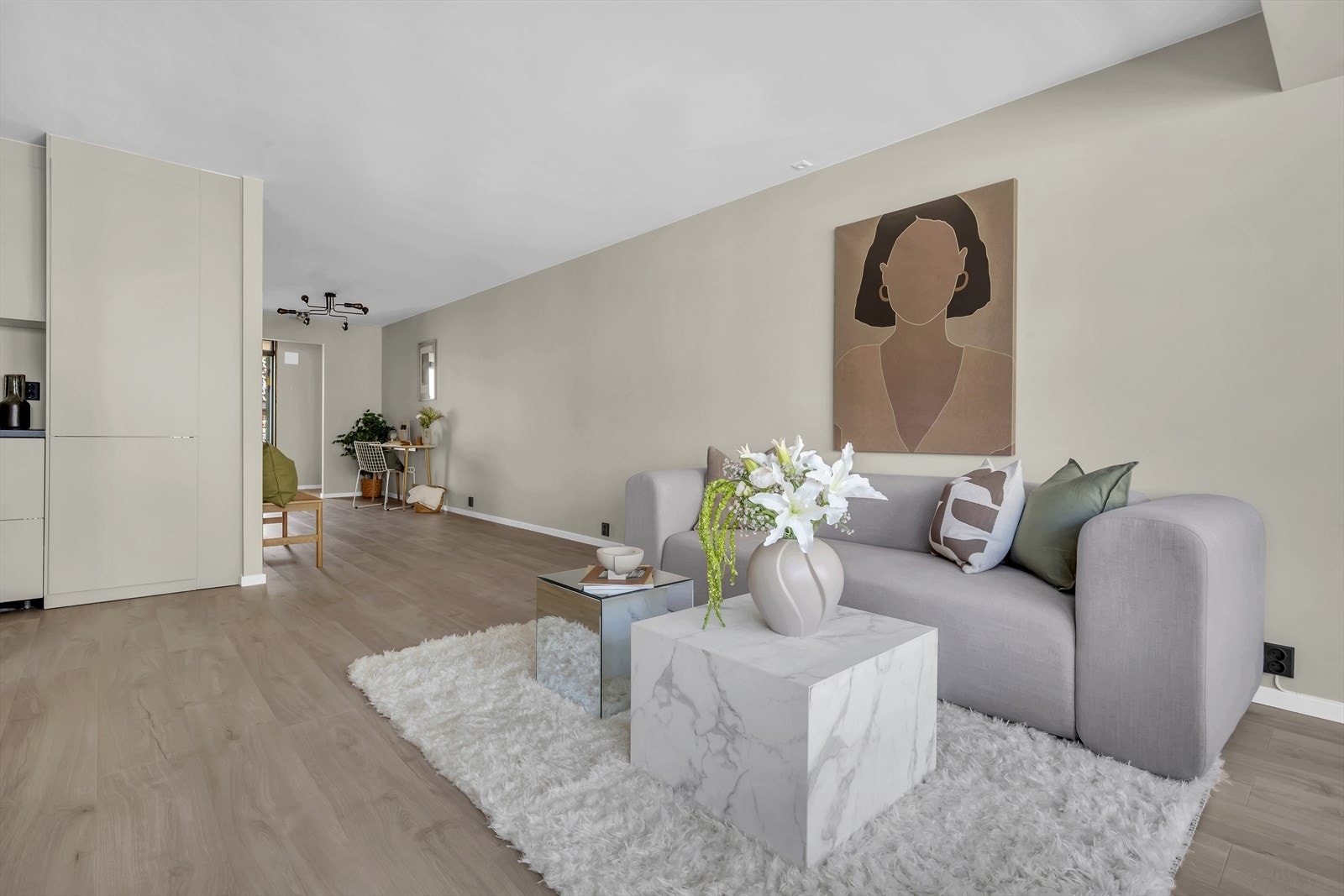 I stuen er det god plass til både sofagruppe med tilhørende stuemøblement og stort spisebord Galleribilde